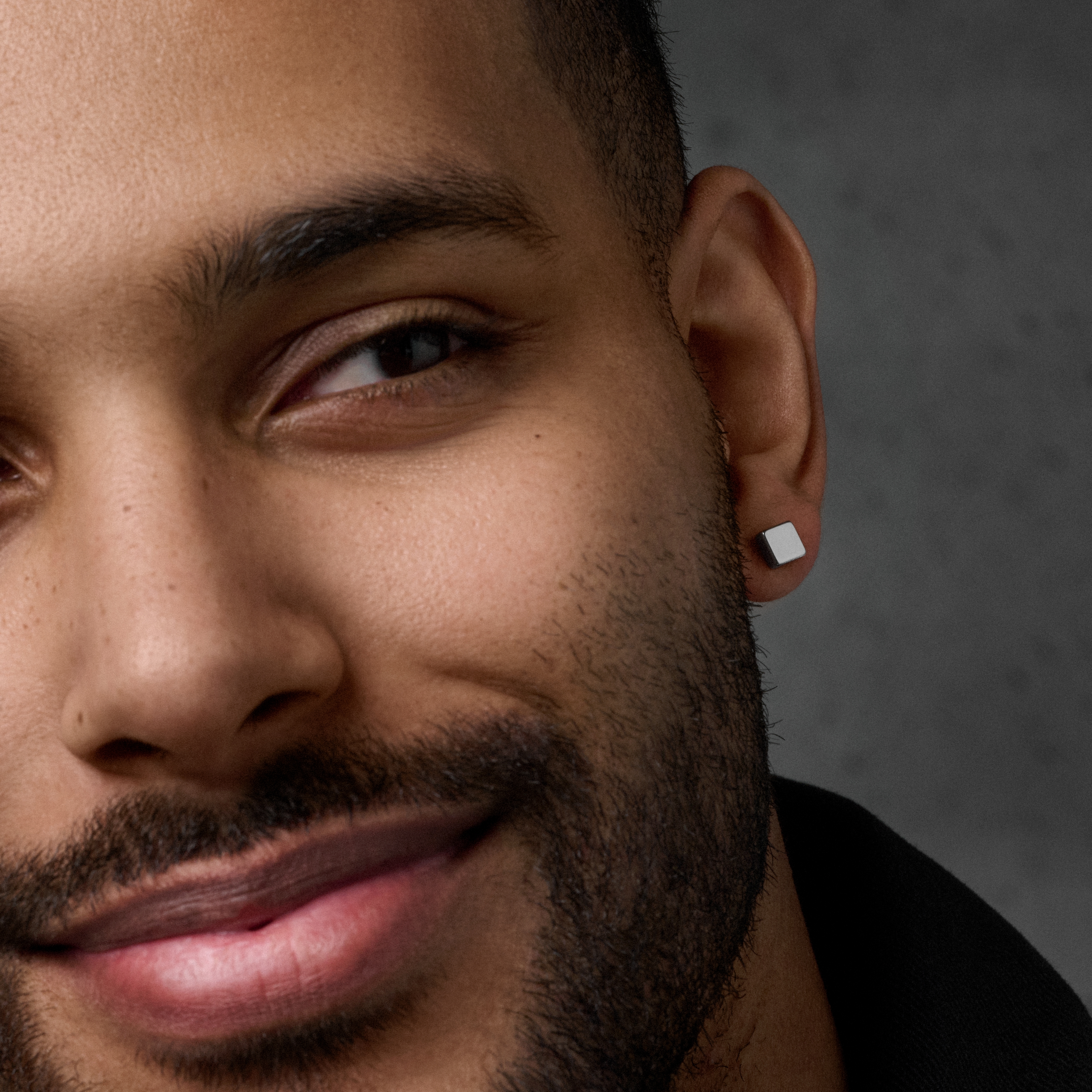 Kvadratna naušnica s čepićem, 6 mm - 2