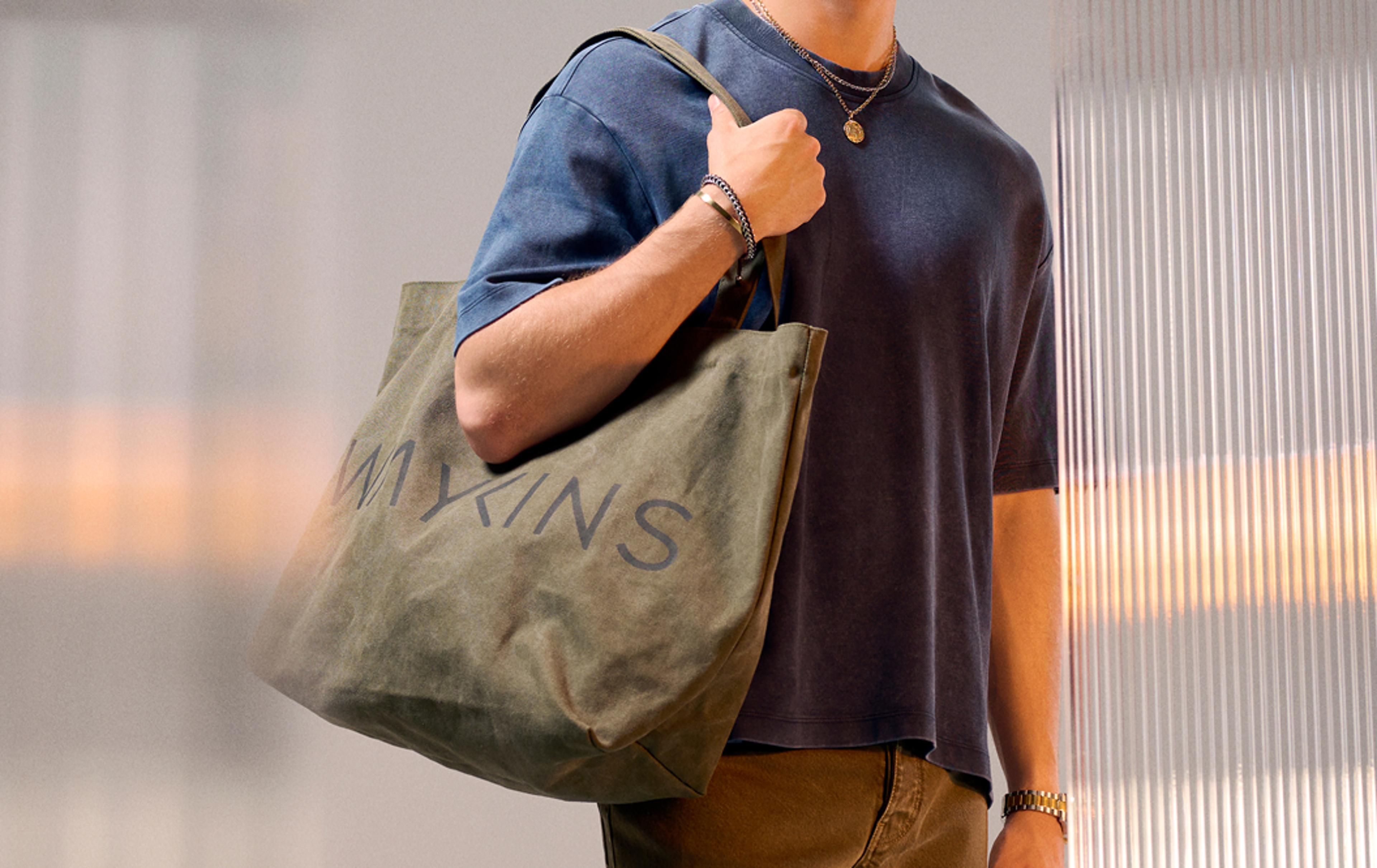 Comment porter un tote bag pour homme de manière stylée