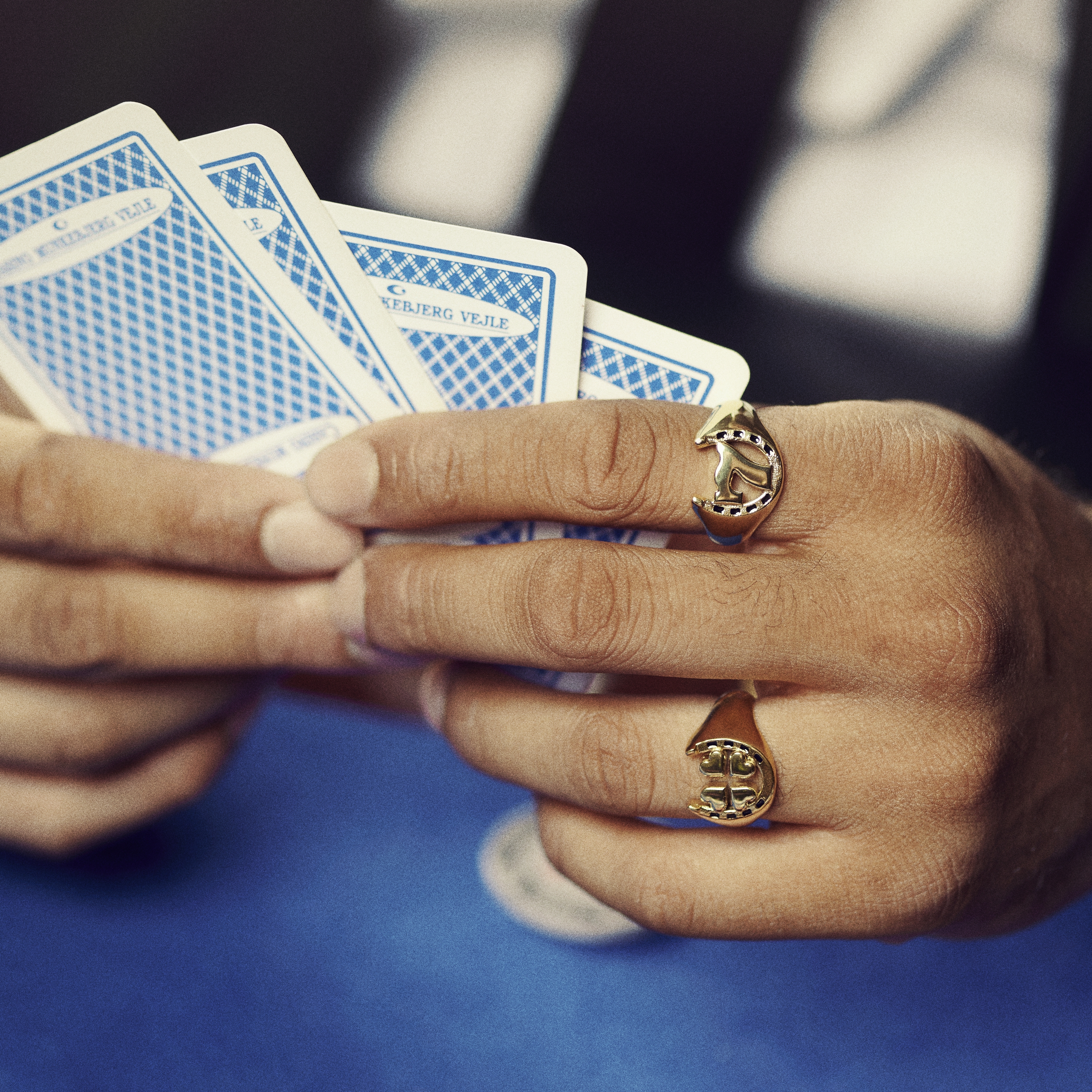 Ace | Kullanvärinen sinettisormus neliapilalla ja hevosenkengällä - 2