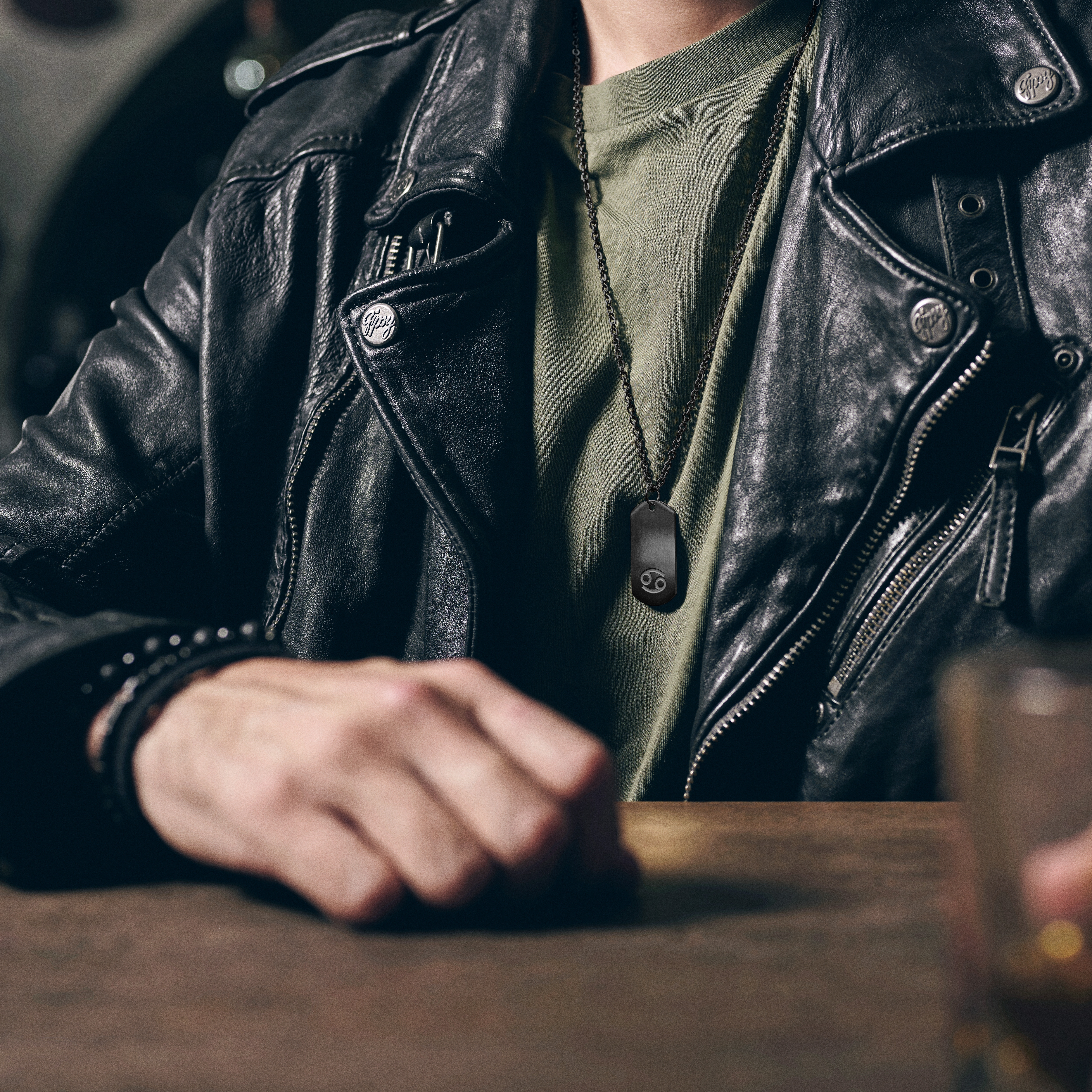 Oceľový náhrdelník s hviezdnym znamením Raka v tmavosivej farbe - 2