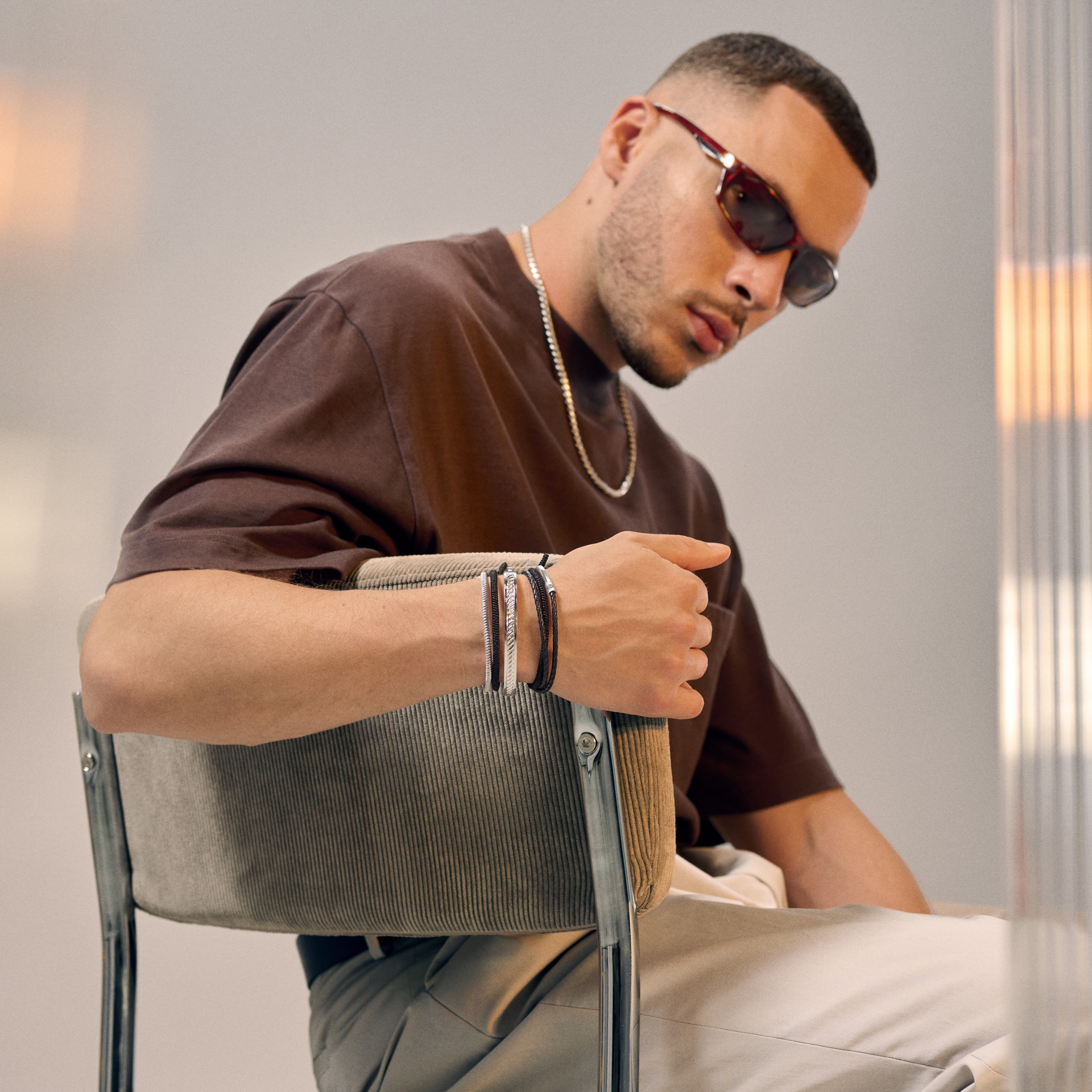 Arie kovový náramek se vzorem ve stříbrné barvě  - 2