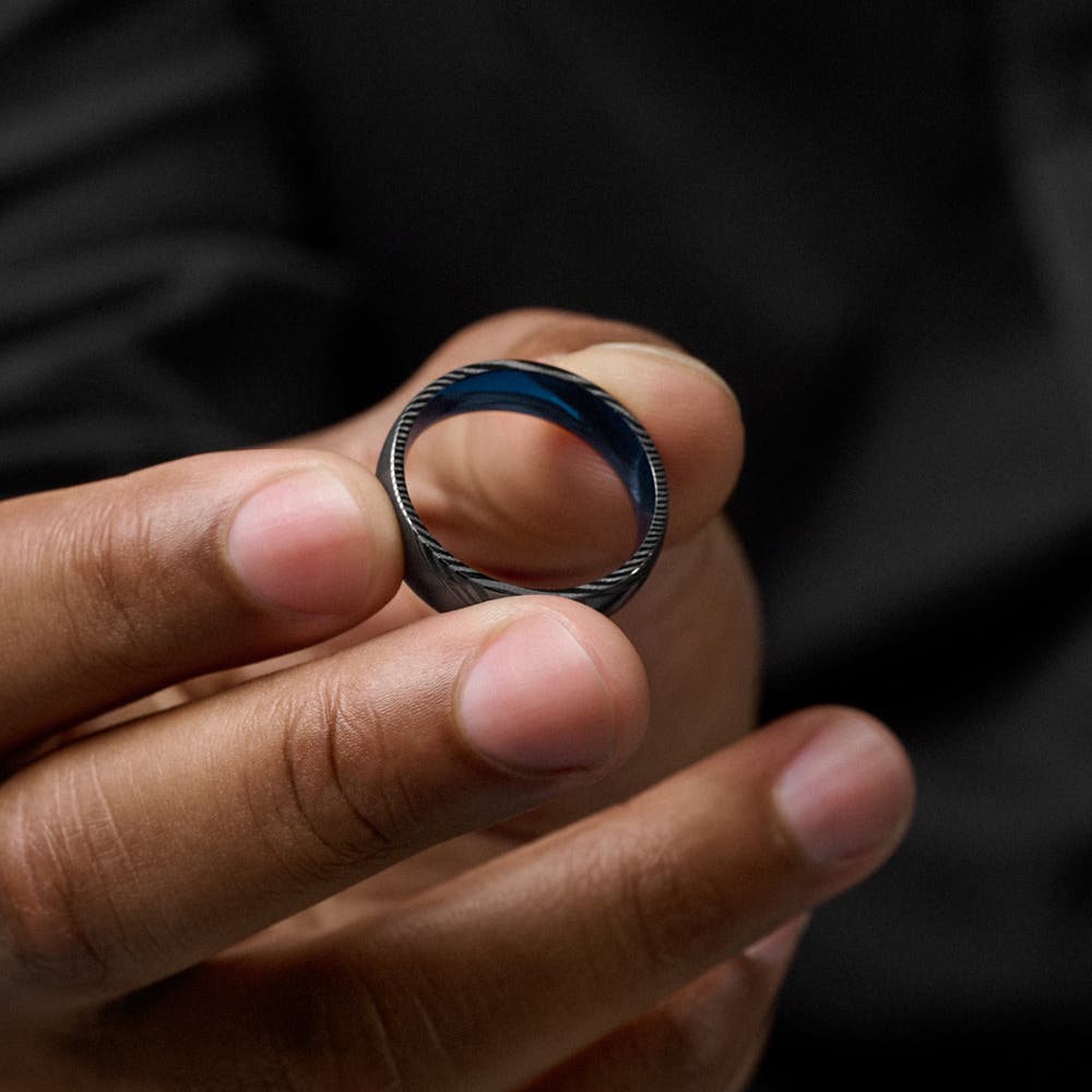 hover: Fortis | Bague en acier Damas couleur gunmetal et titane bleu - 7 mm hover: Fortis | Bague en acier Damas couleur gunmetal et titane bleu - 7 mm