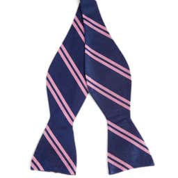 Pajarita de seda para atar azul marino con rayas dobles rosas