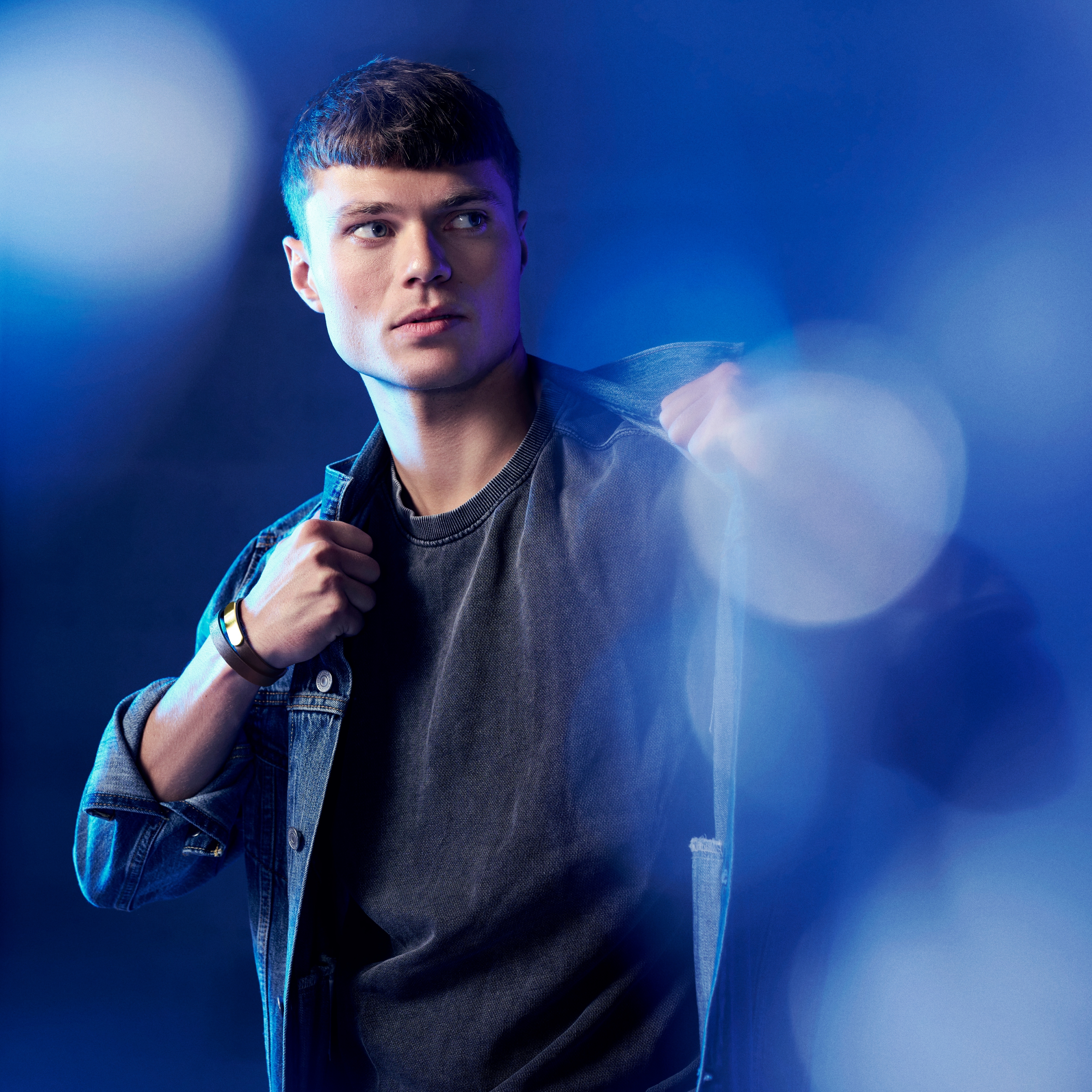 Nomen | Bracciale a doppia fascia con piastrina color oro in pelle marrone - 3