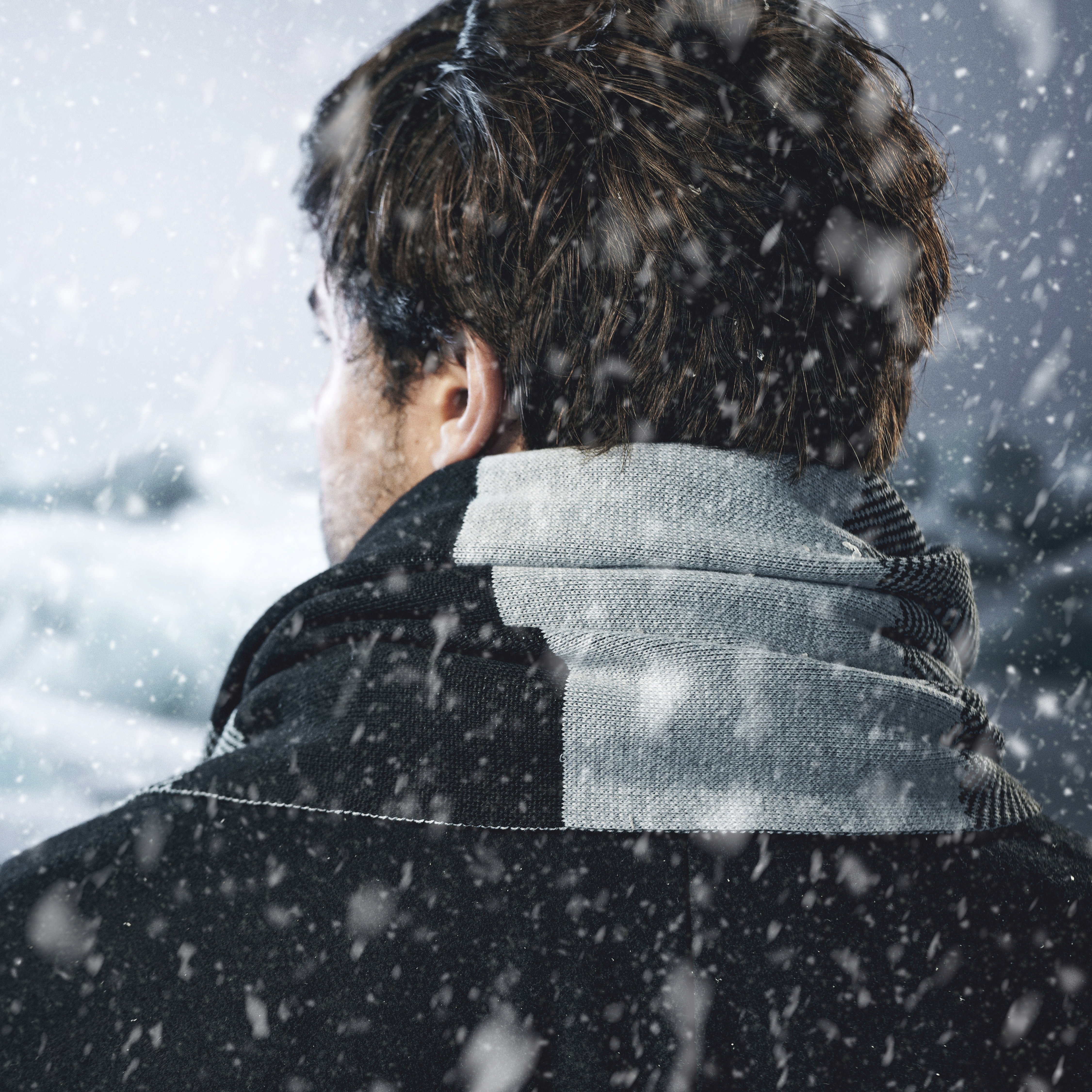 Čierno-sivý prúžkovaný šál z recyklovanej bavlny - 3