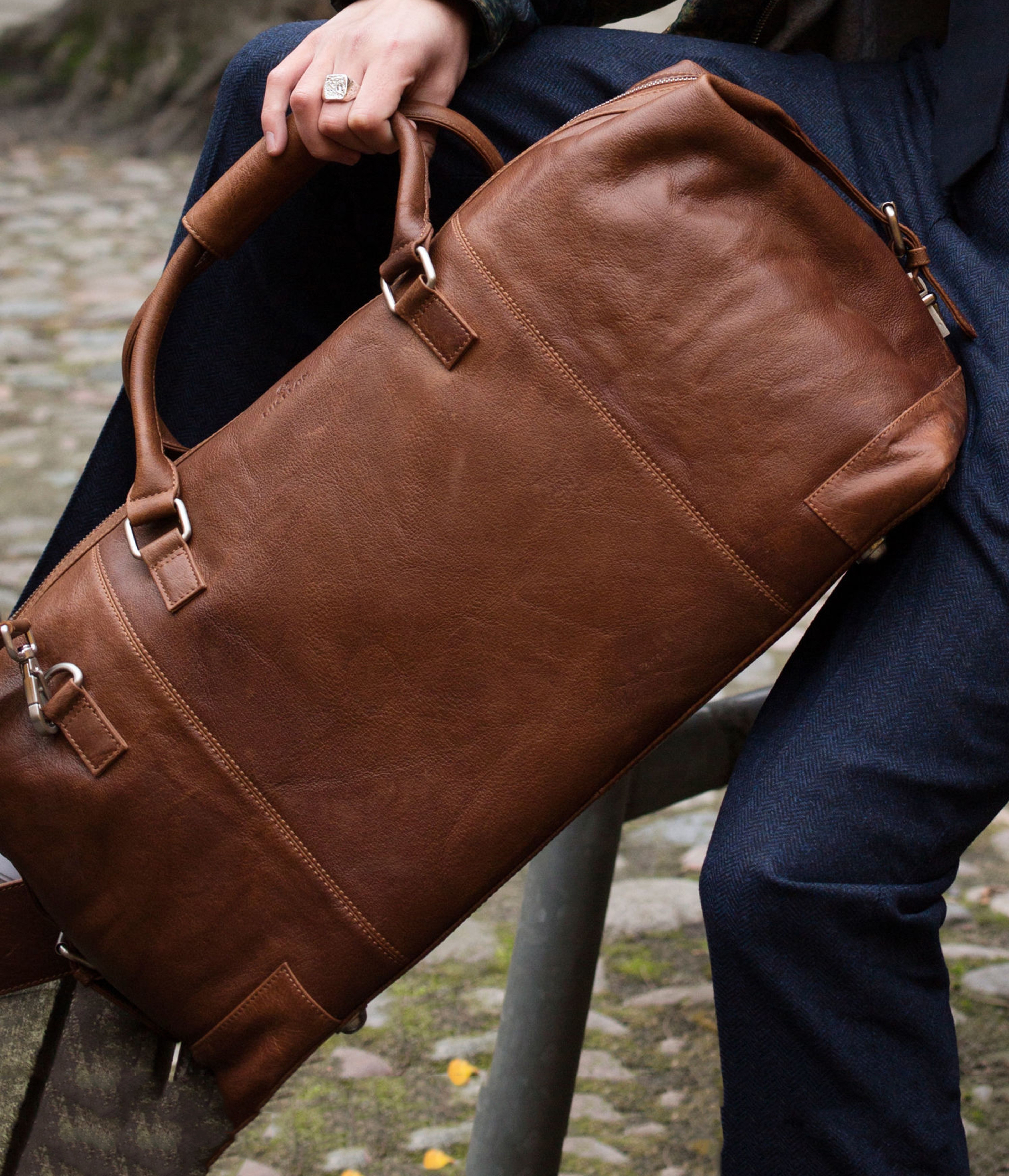 ¿Qué es lo más importante cuando viajas? Probablemente tu equipaje y lo que guardas en él. Gracias a los refuerzos de las esquinas y las fuertes cremalleras YKK, esta bolsa de viaje California mantiene todas tus cosas a salvo y en su sitio.