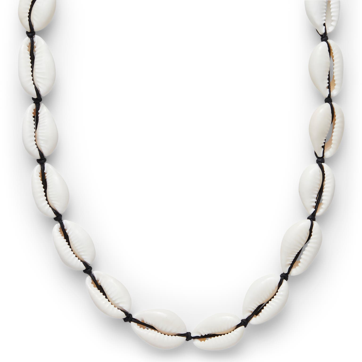 Cowrie | Tide skjellhalskjede med svart snor Cowrie | Tide skjellhalskjede med svart snor