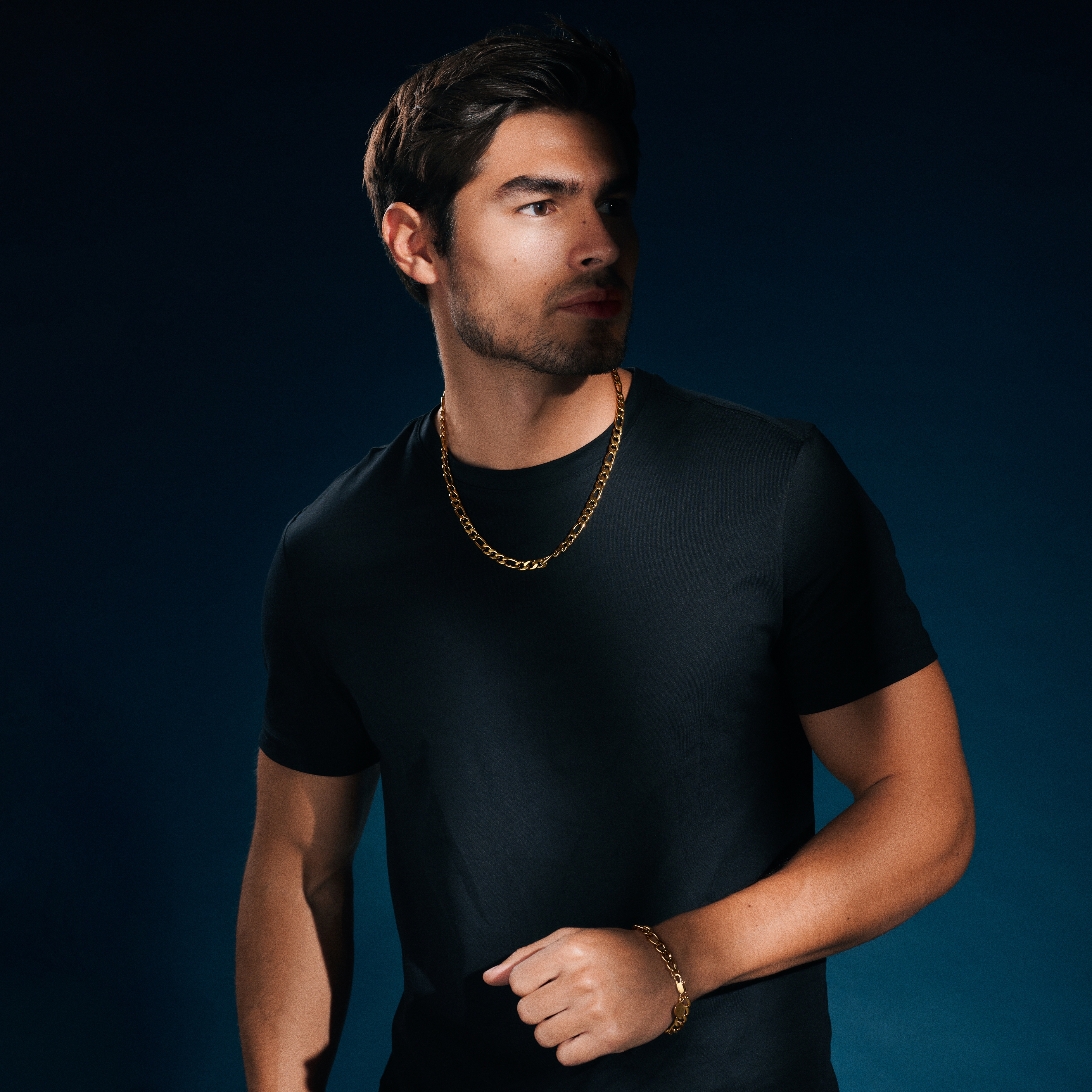 Essentials | Bracciale a catena Figaro da 8 mm color oro - 2