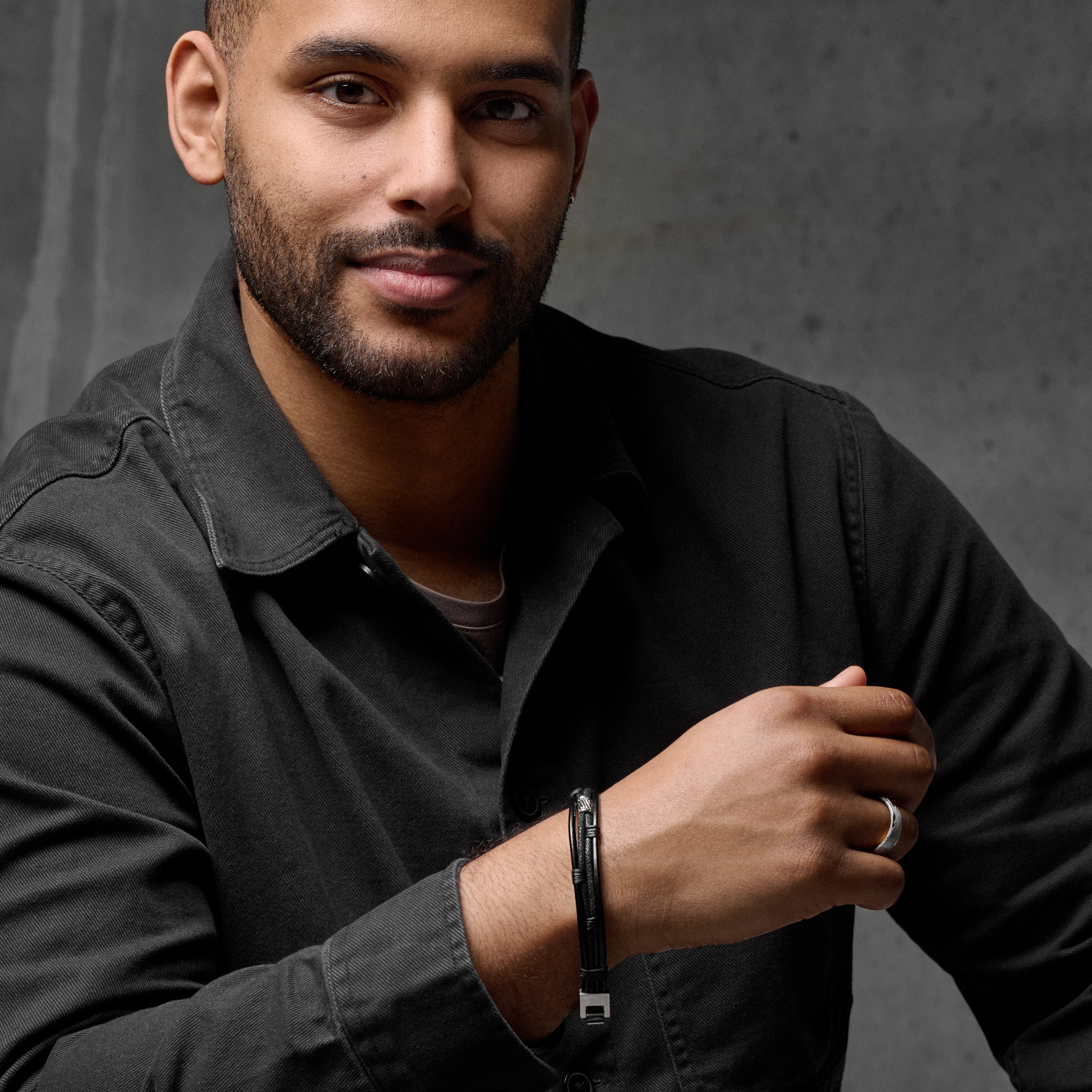 Ikonický náramok z čiernej kože a ocele v striebornej farbe - 4