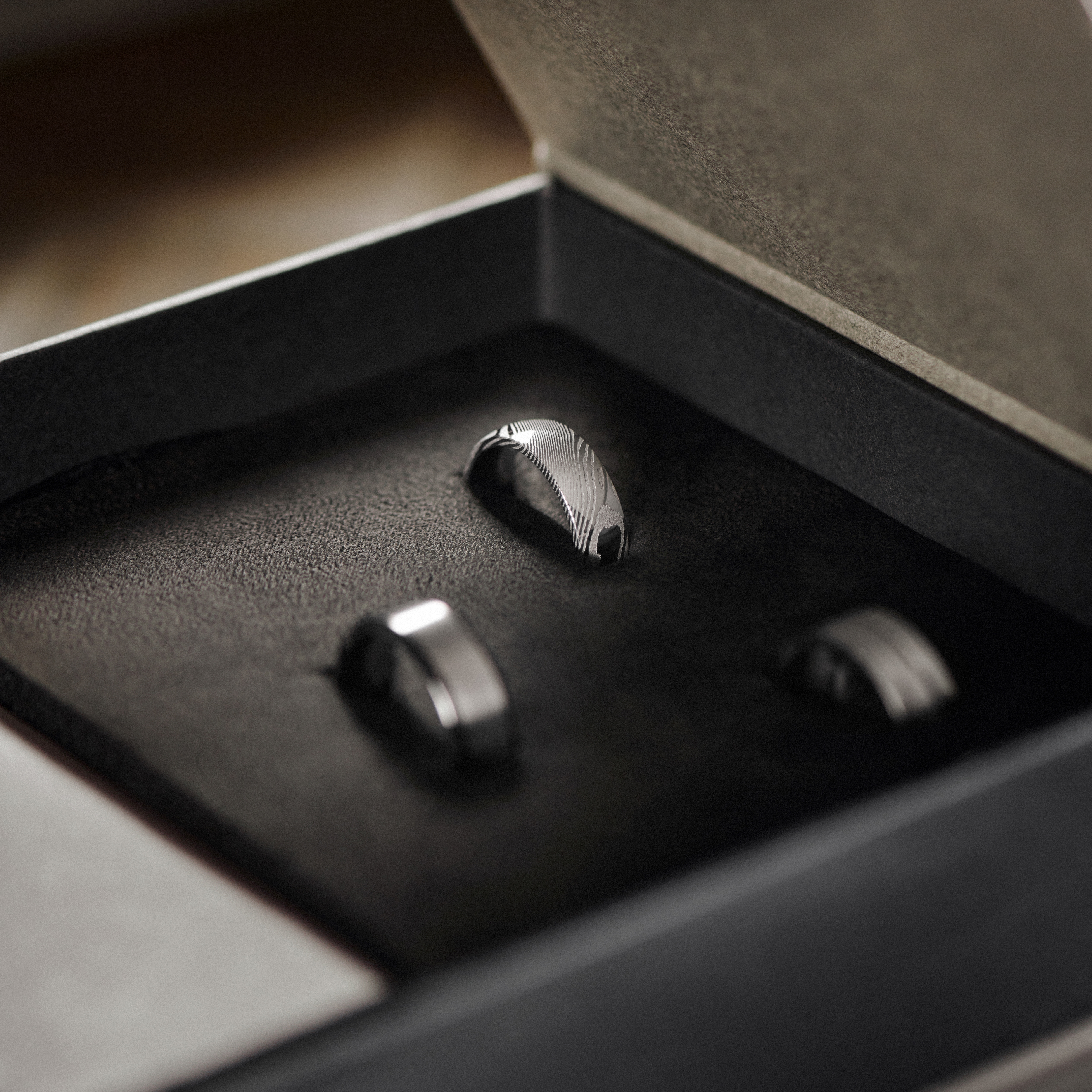 Caja de regalo de anillos para hombre de lujo | Titanio y acero quirúrgico plateados - 7