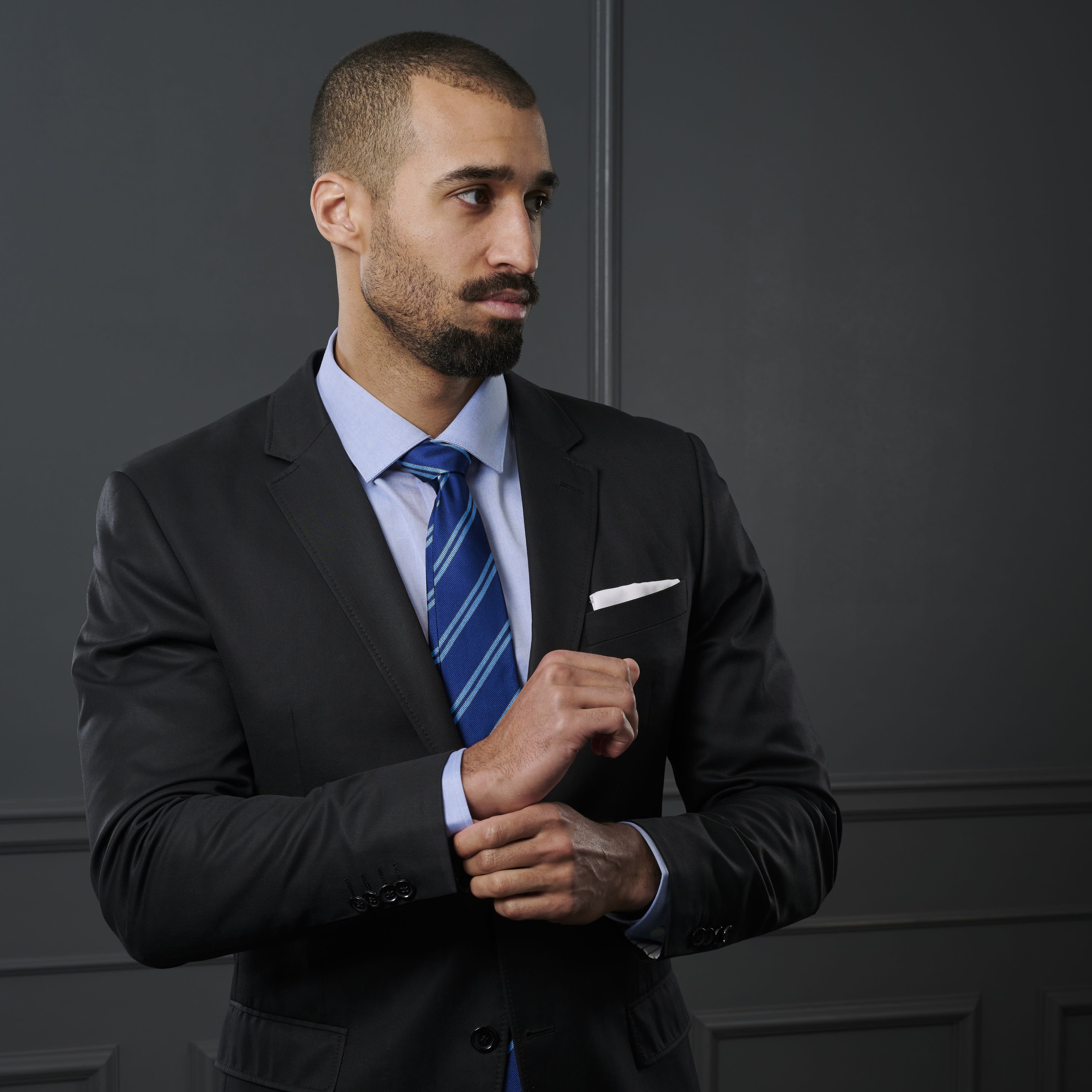 Hodvábna 8 cm tmavomodrá kravata s dvojitými modrými pruhmi - 4