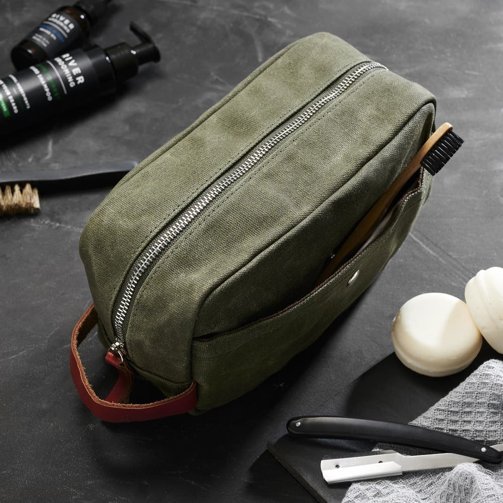 hover: Trousse de toilette en toile cirée vert olive hover: Trousse de toilette en toile cirée vert olive