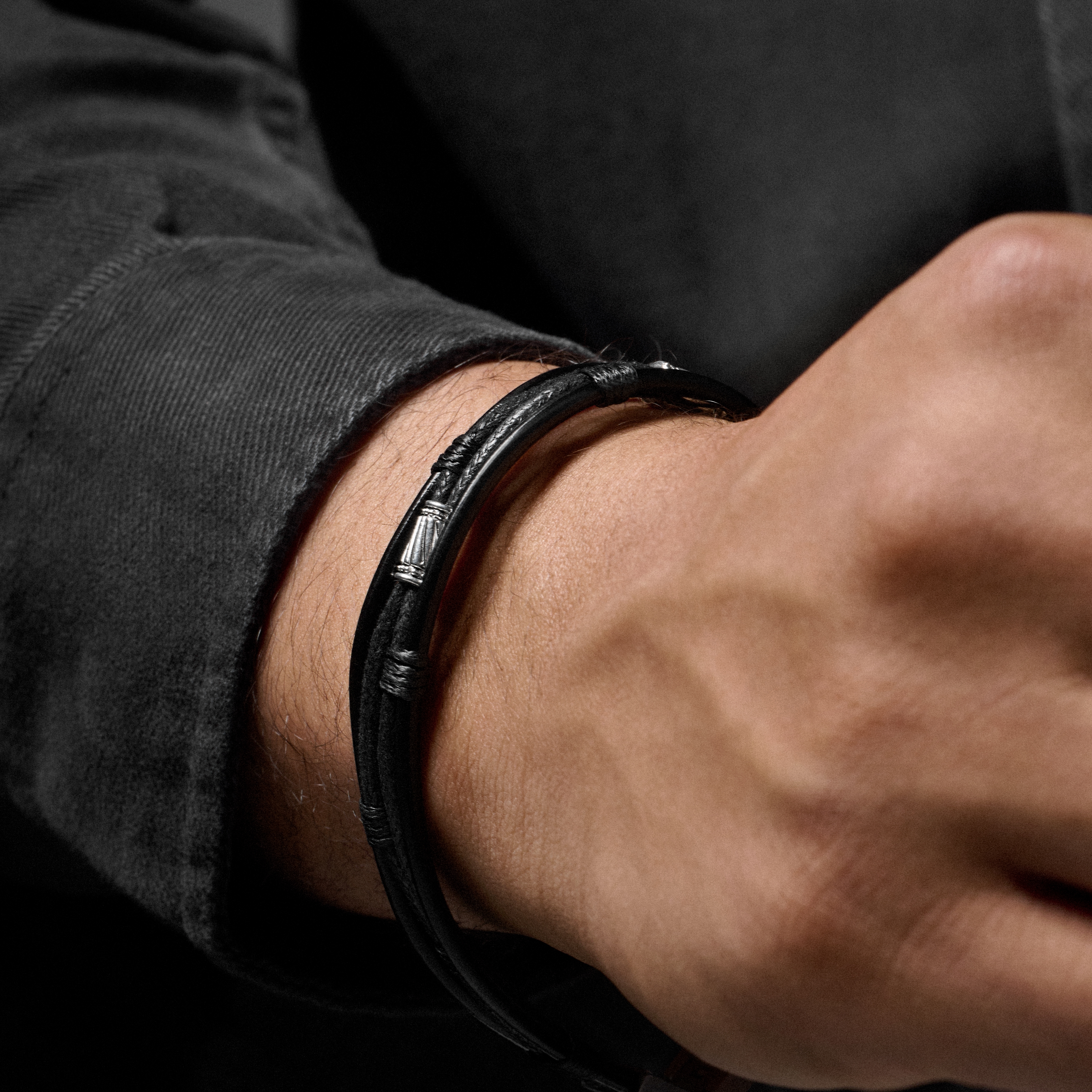 Ikonický náramok z čiernej kože a ocele v striebornej farbe - 2