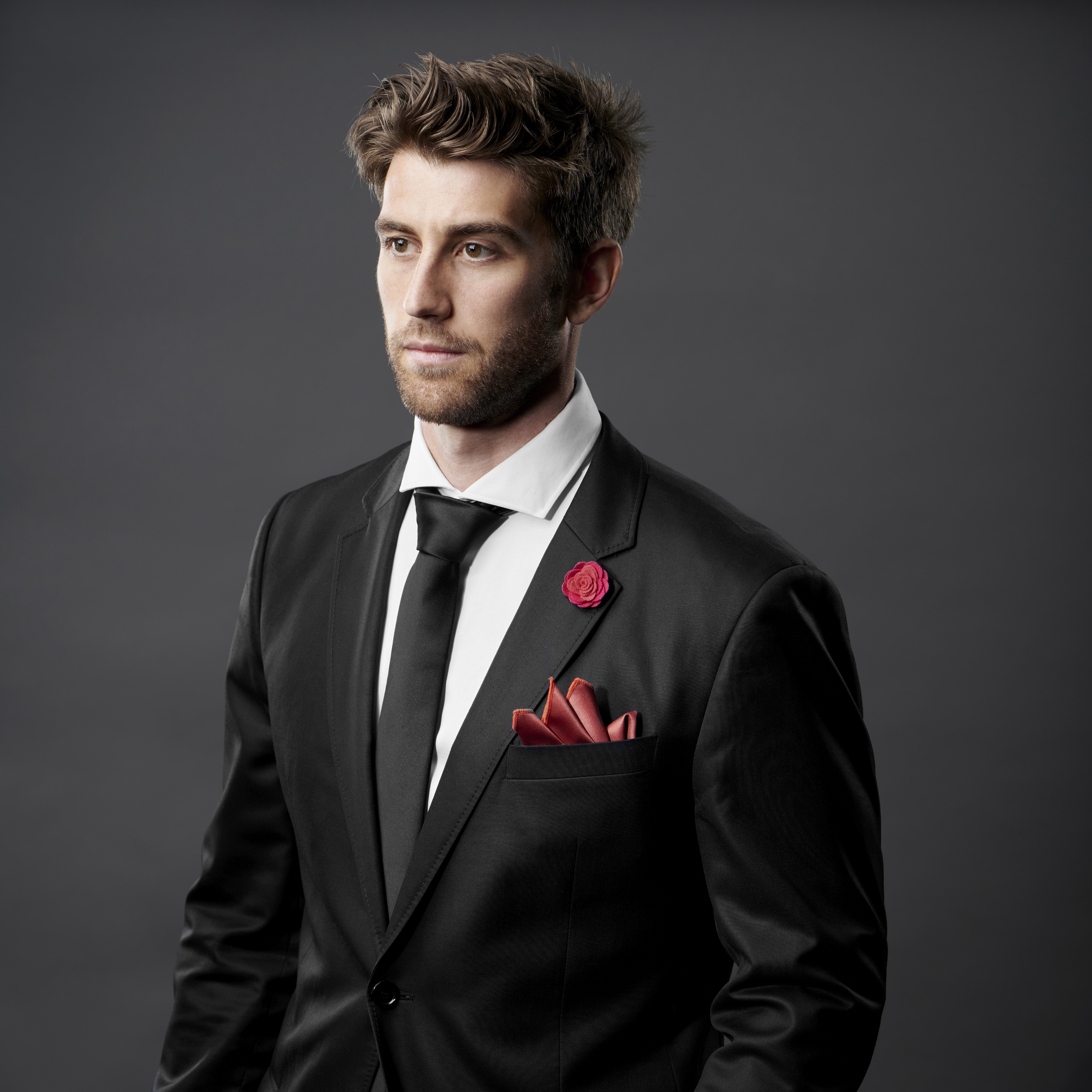 Tmavě červená a růžová květina do klopy  - 3