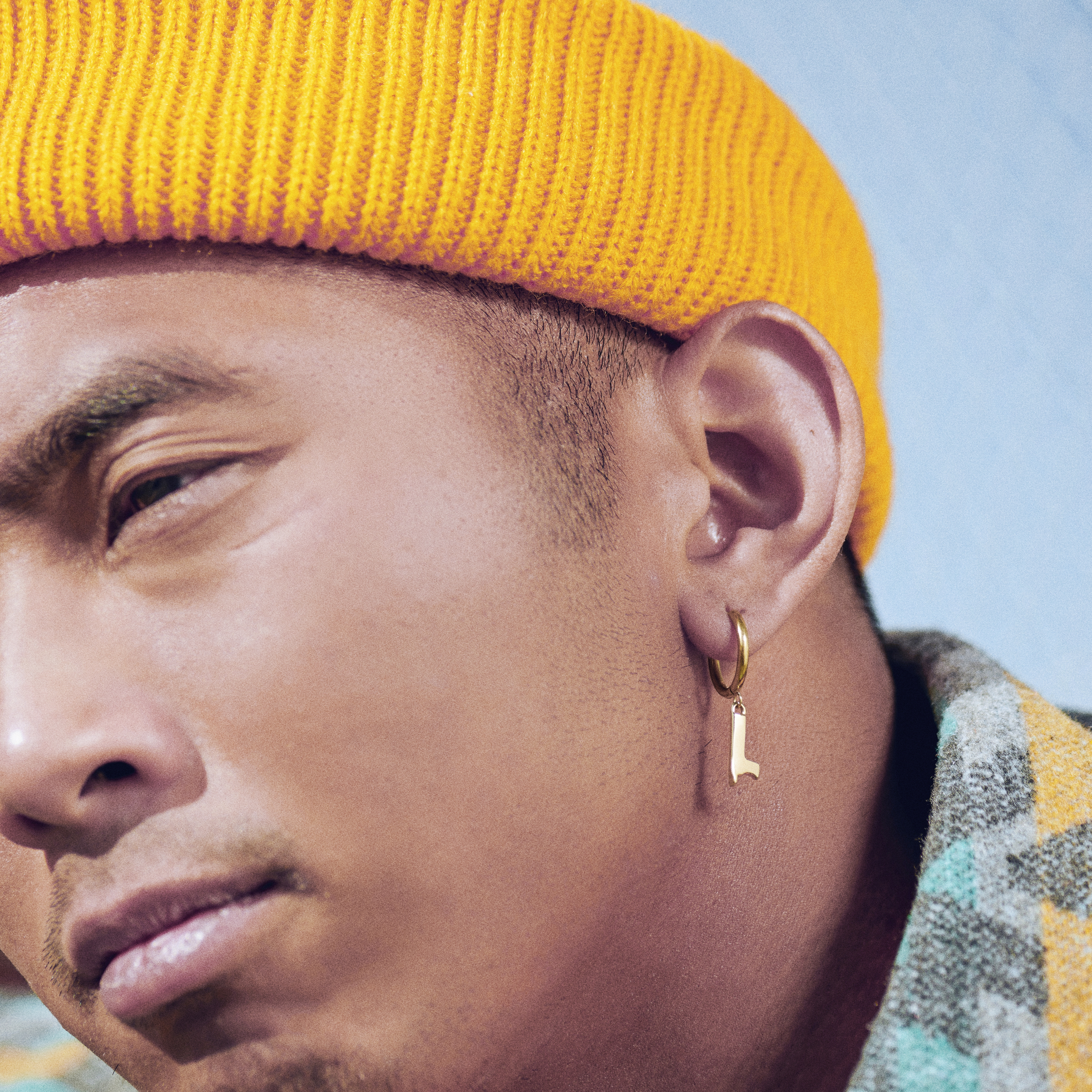 Fahrenheit | Pendiente de aro con colgante de L fundida dorado - 2