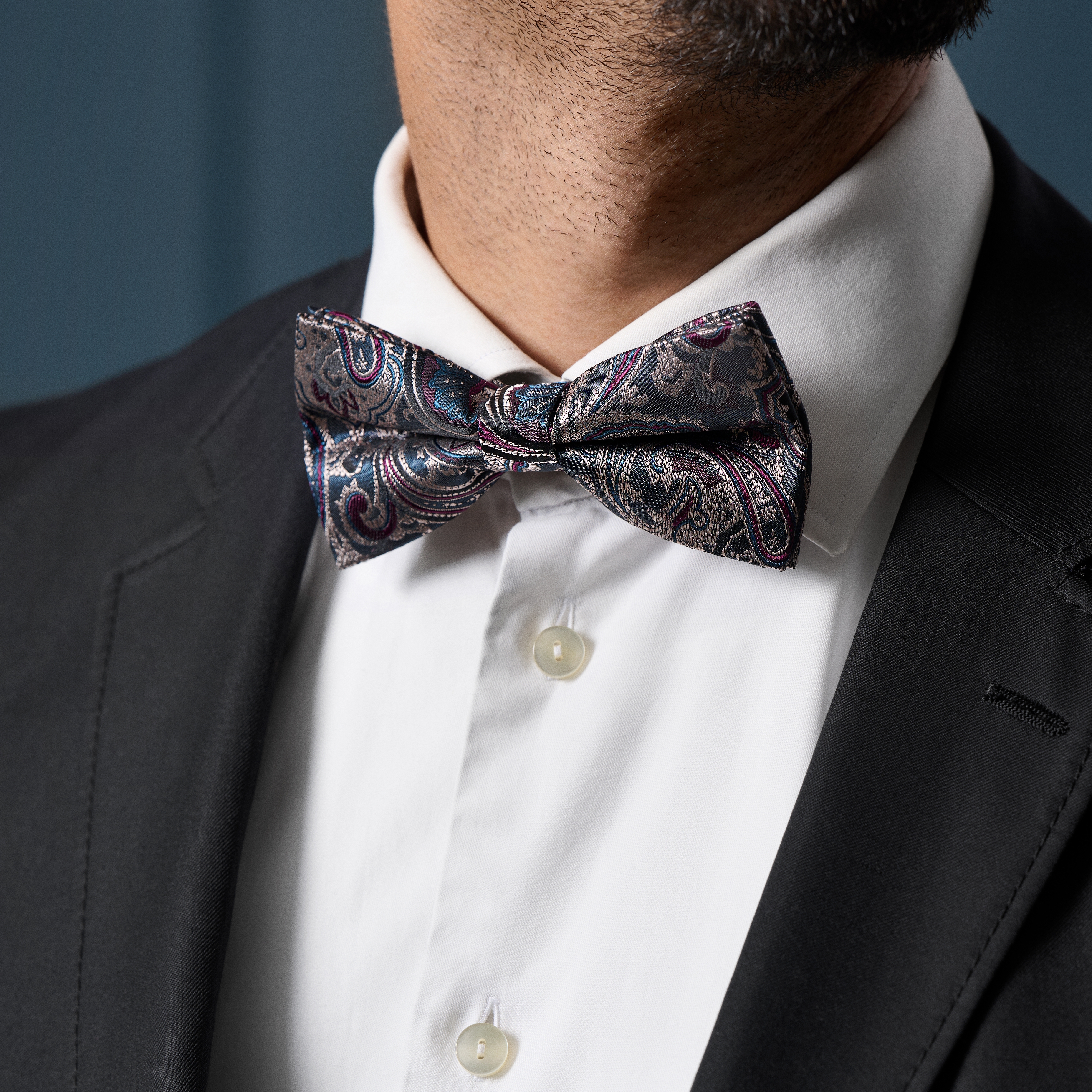 Копринена предварително завързана папийонка с тъмносини и тъмнозелени пейсли мотиви - 3