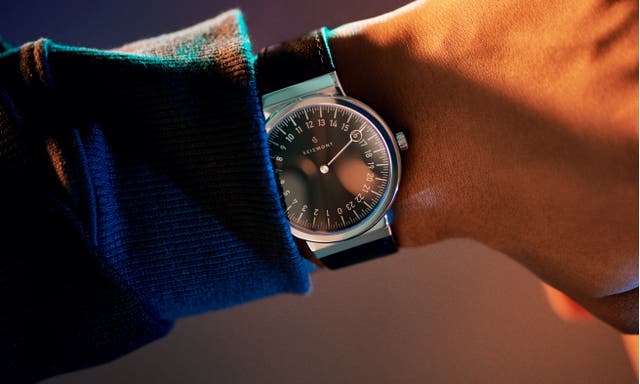 De Calm horlogecollectie wordt aangedreven door een betrouwbaar en nauwkeurig Zwitsers quartz uurwerk. Beschermd door krasbestendig saffierglas en gevat in een kast van chirurgisch staal. Koop de jouwe vandaag en vertraag onze perceptie van tijd.