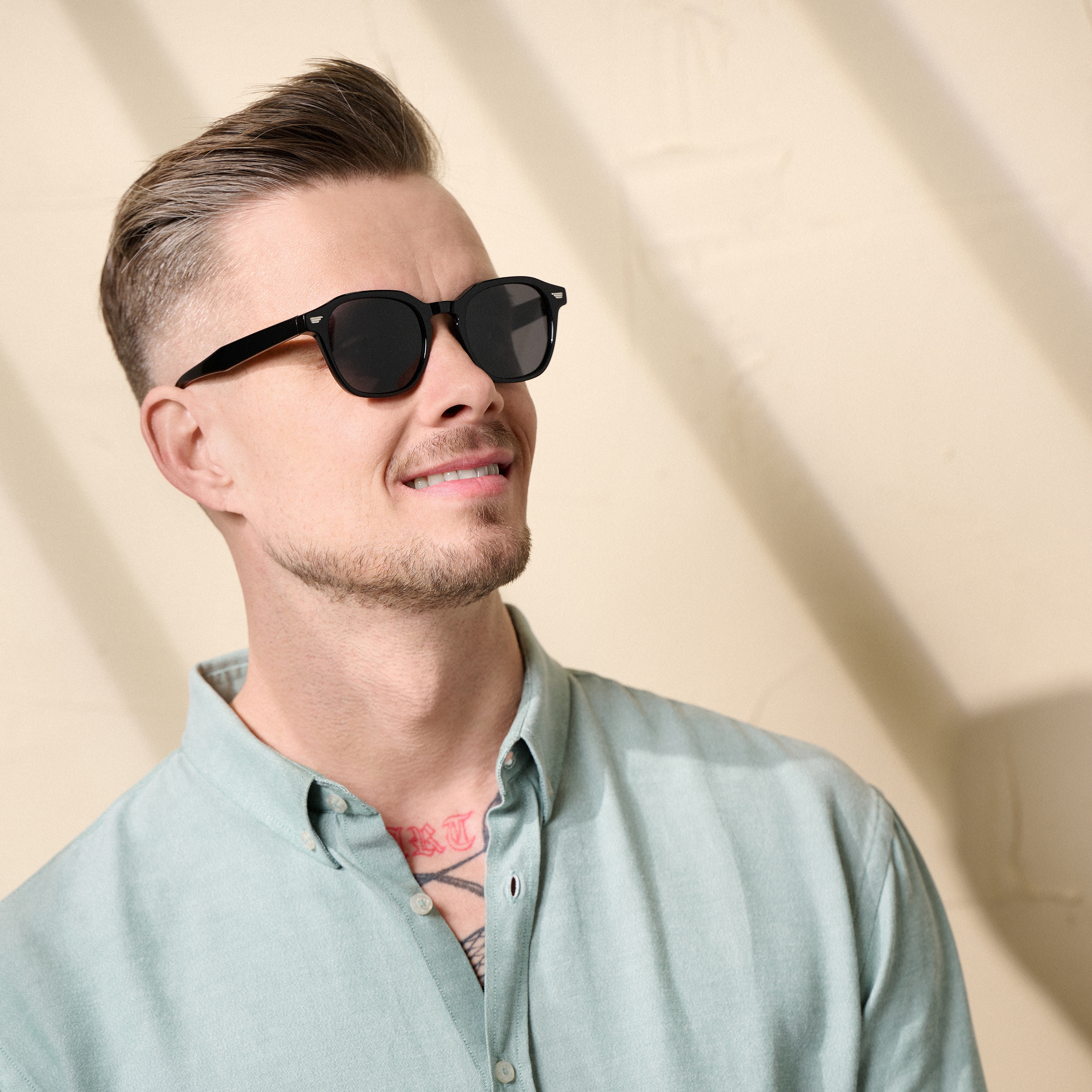 Черни поляризирани слънчеви очила с дебели геометрични рамки - 5