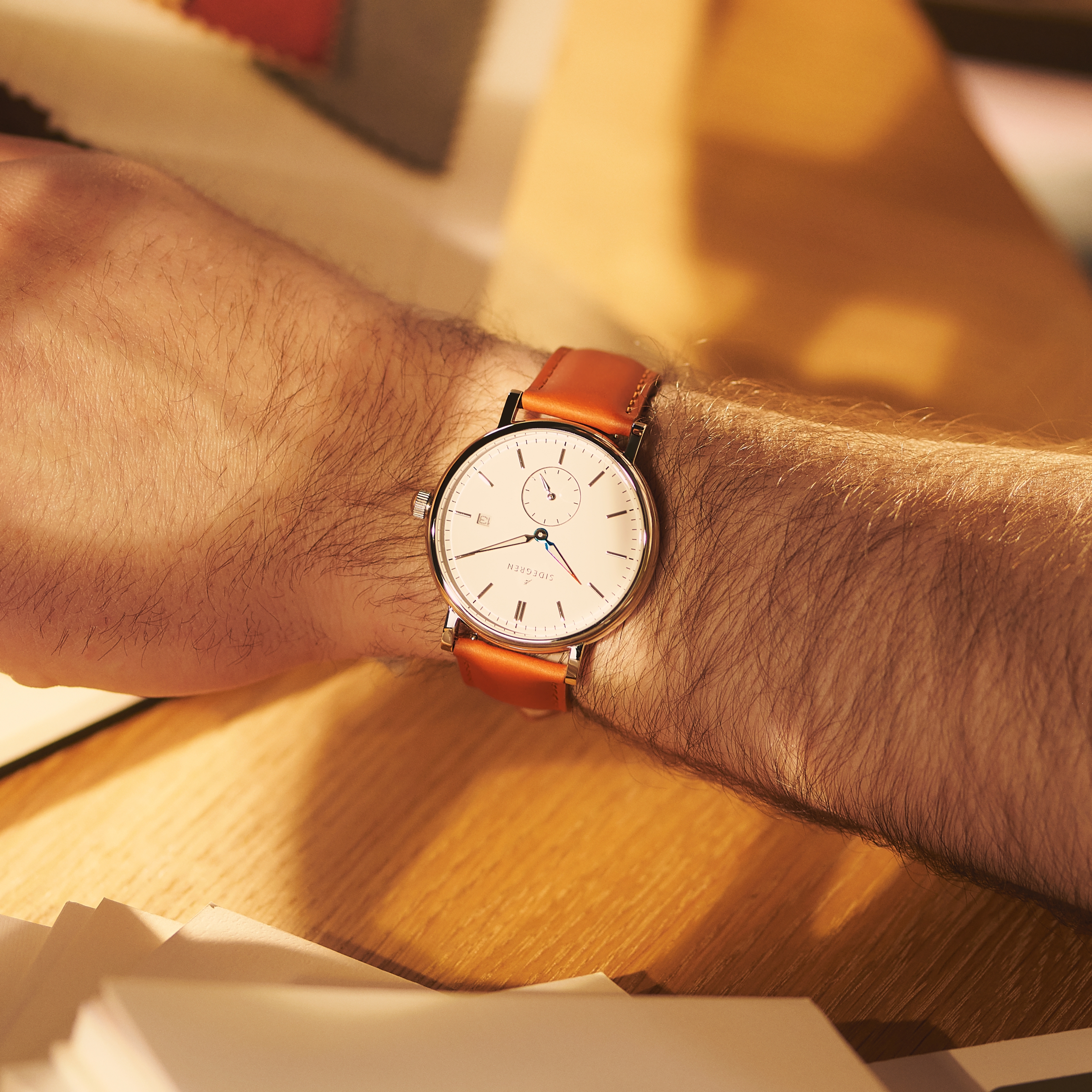 Axel | Silverfärgad Klocka i Rostfritt Stål med Regnbågsfärgade Visare - 2