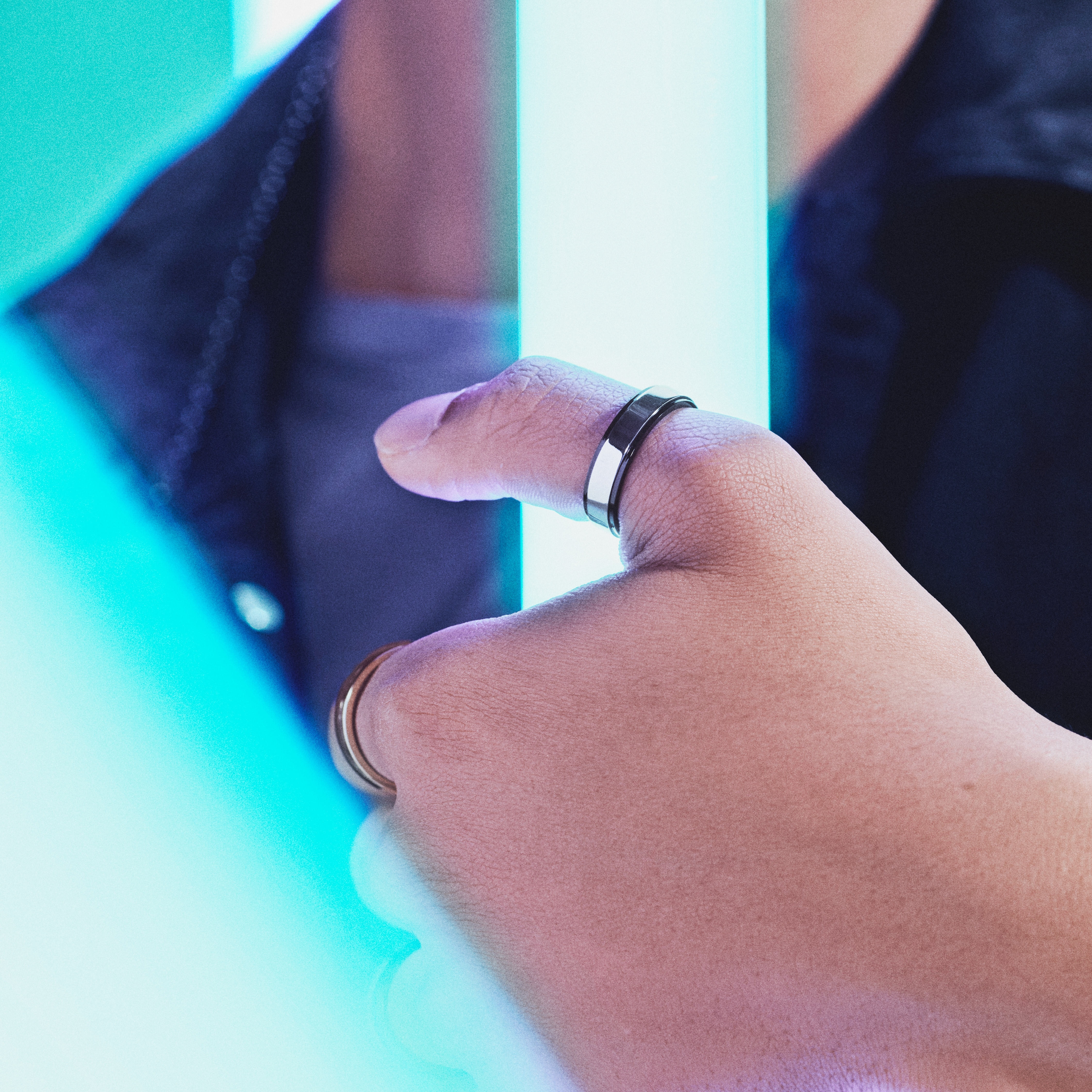 Ferrum | Anneau de couleur noire à bande centrale argentée en métal poli - 6 mm - 2