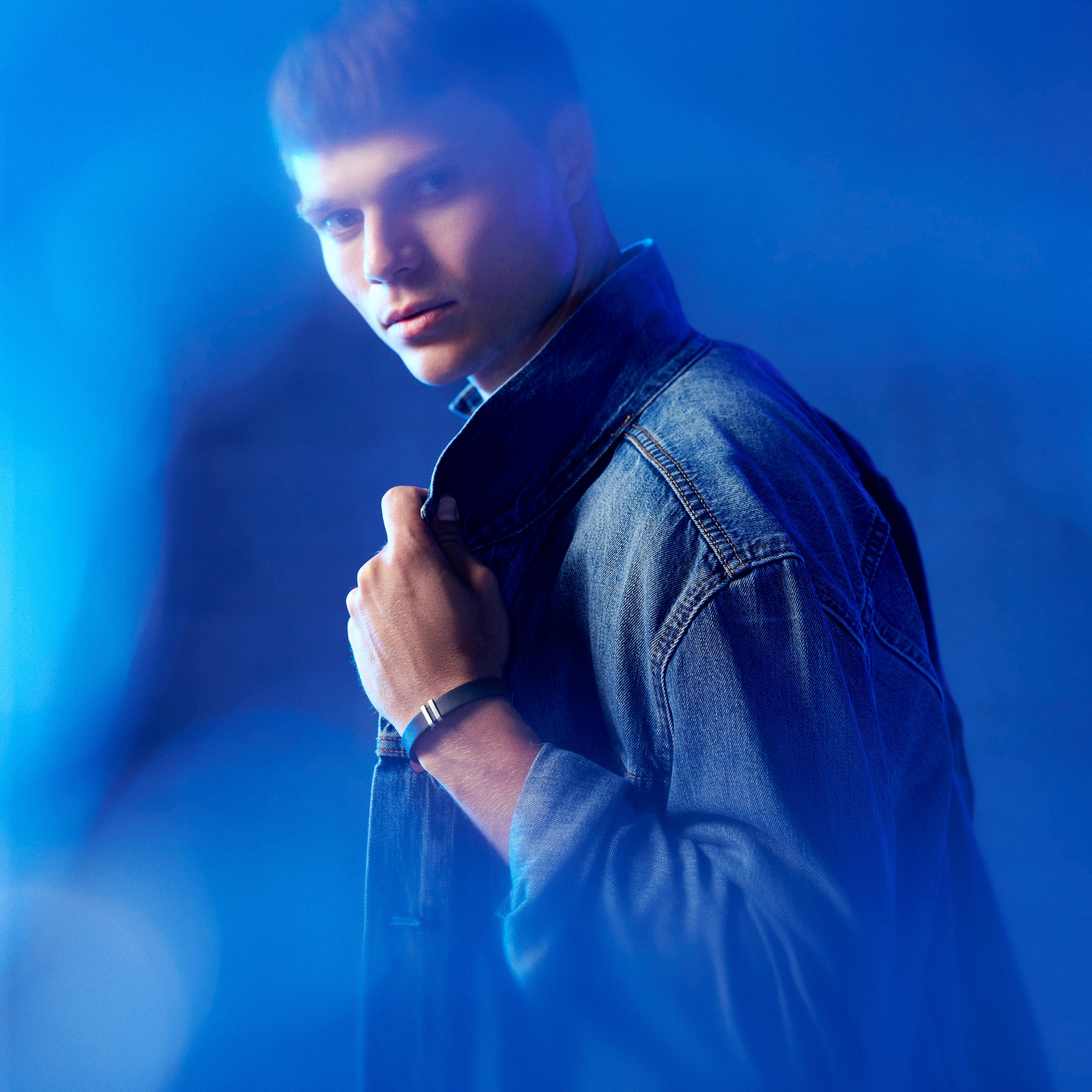 Nomen | Musta ja ruskea nahkainen ID-rannekoru hopeanvärisillä yksityiskohdilla - 3