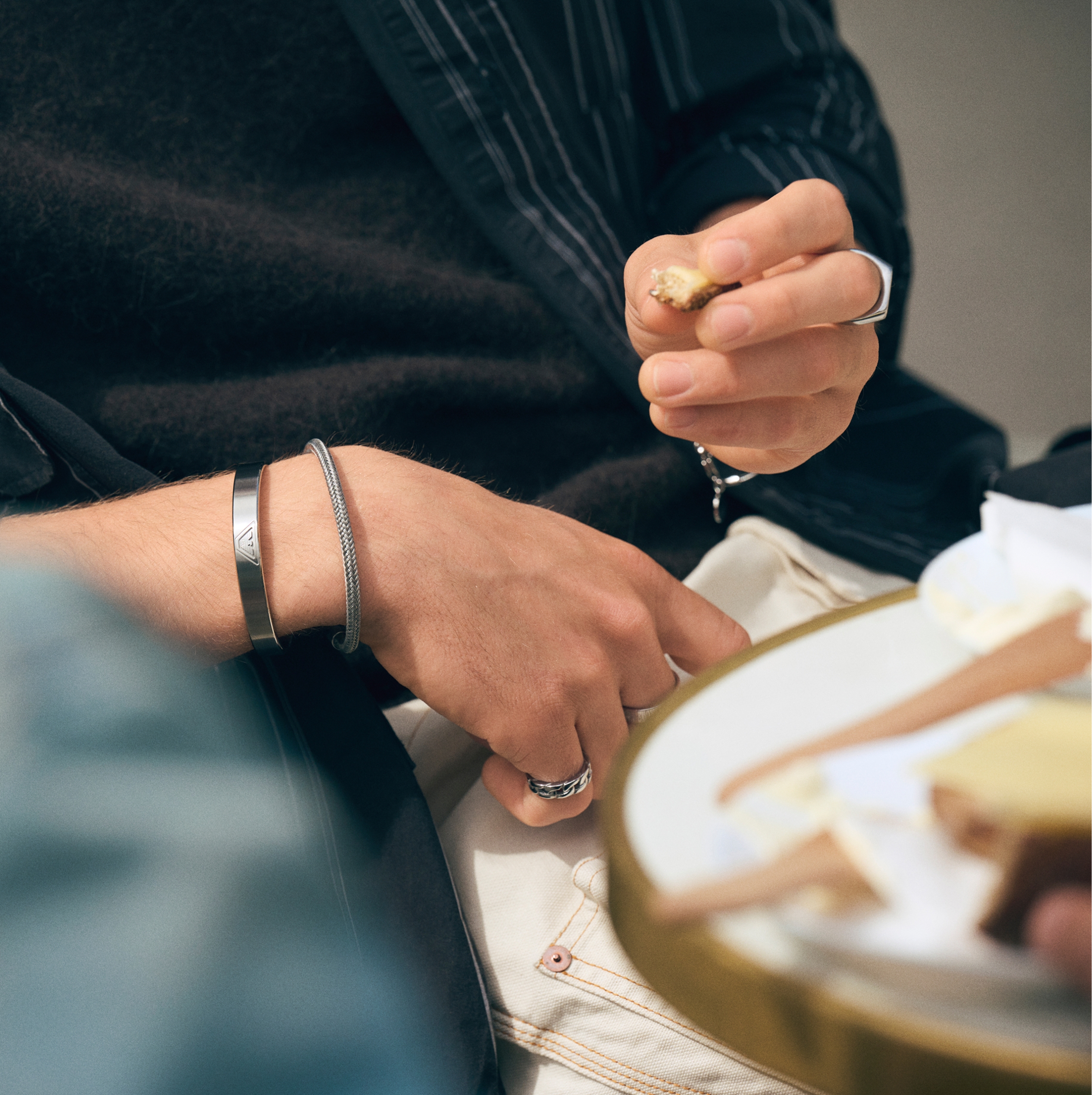 Bracciale cuff Emporio Armani con logo dell'aquila - 2