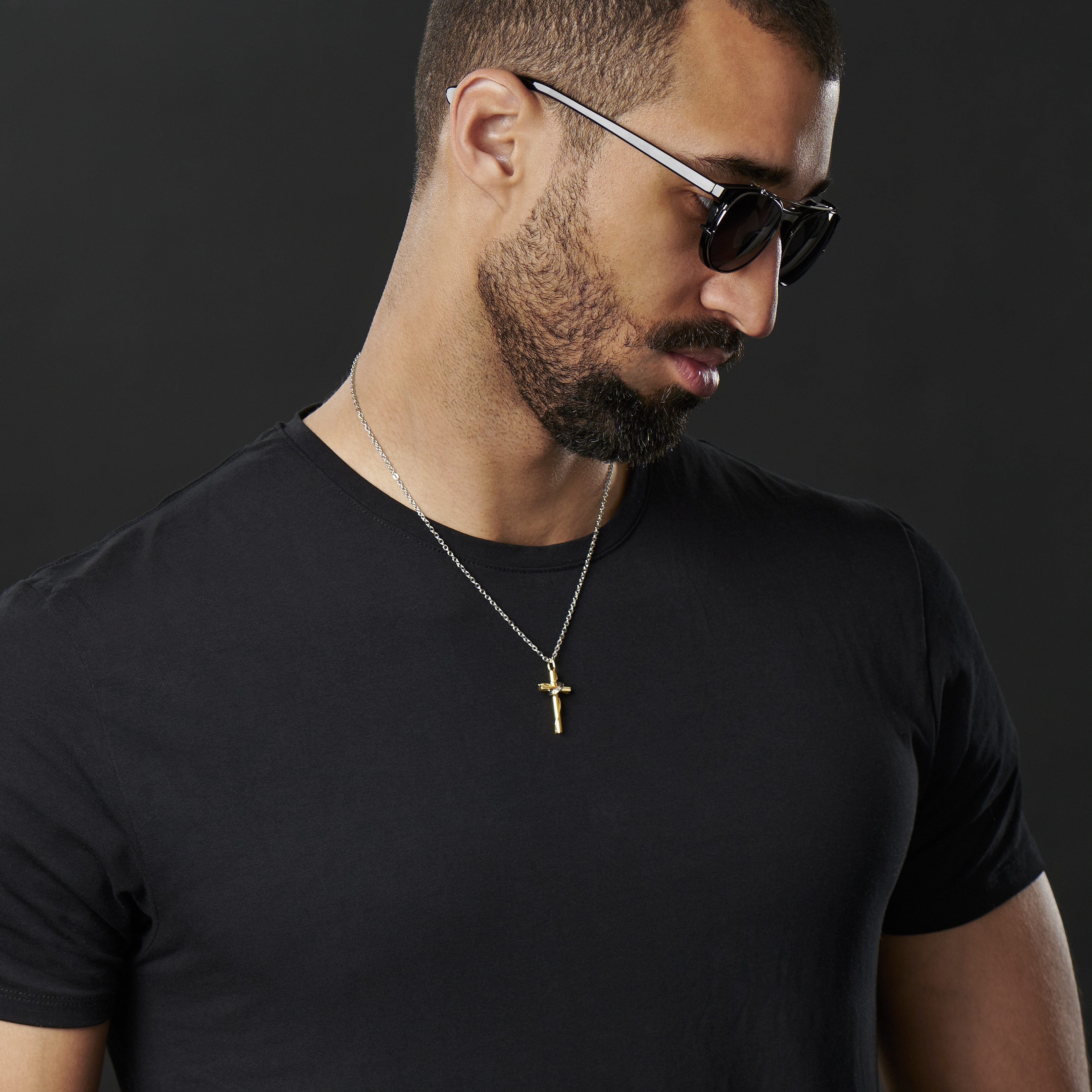 Collar de cruz dorada con halo - 4