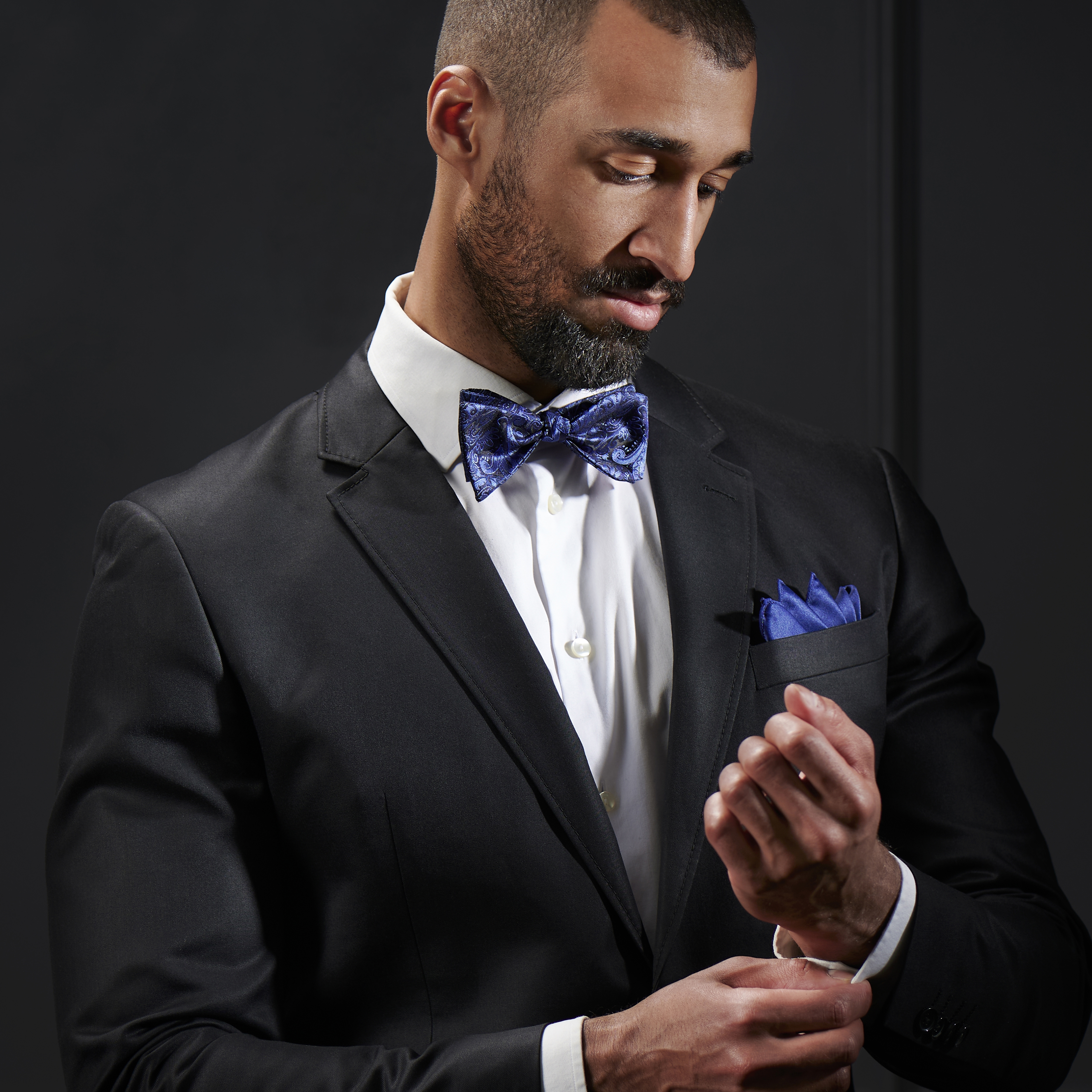 Едноцветна лъскава тъмносиня кърпичка за сако  - 4