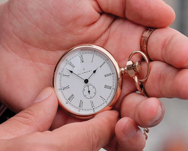Von der Auswahl der Taschenuhrkette bis hin zum richtigen Knopfloch, erfahre hier, wie man eine Taschenuhr richtig trägt.