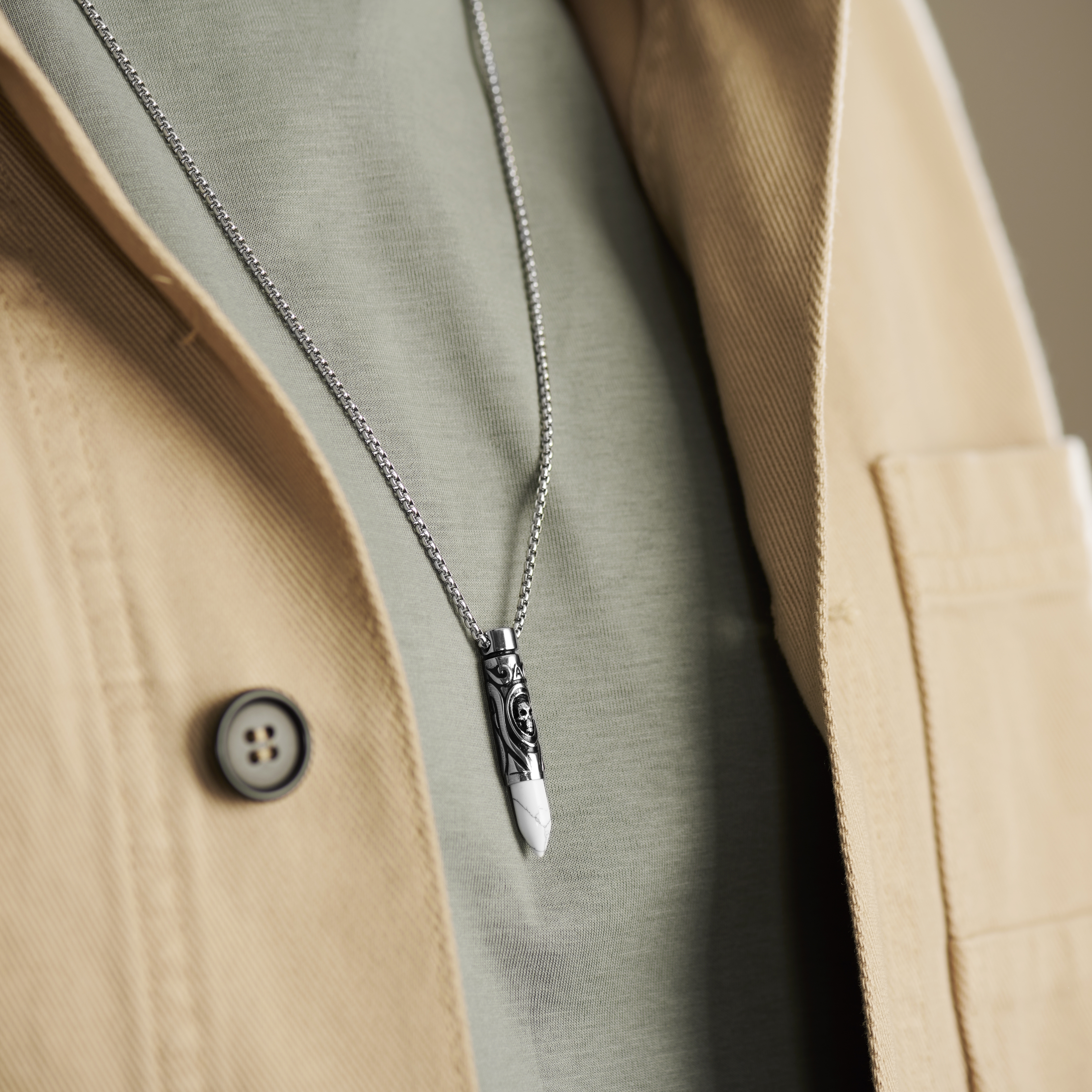 Rico Silberfarbene Halskette mit Kugel-Anhänger und Totenkopf in weißem Türkis - 2