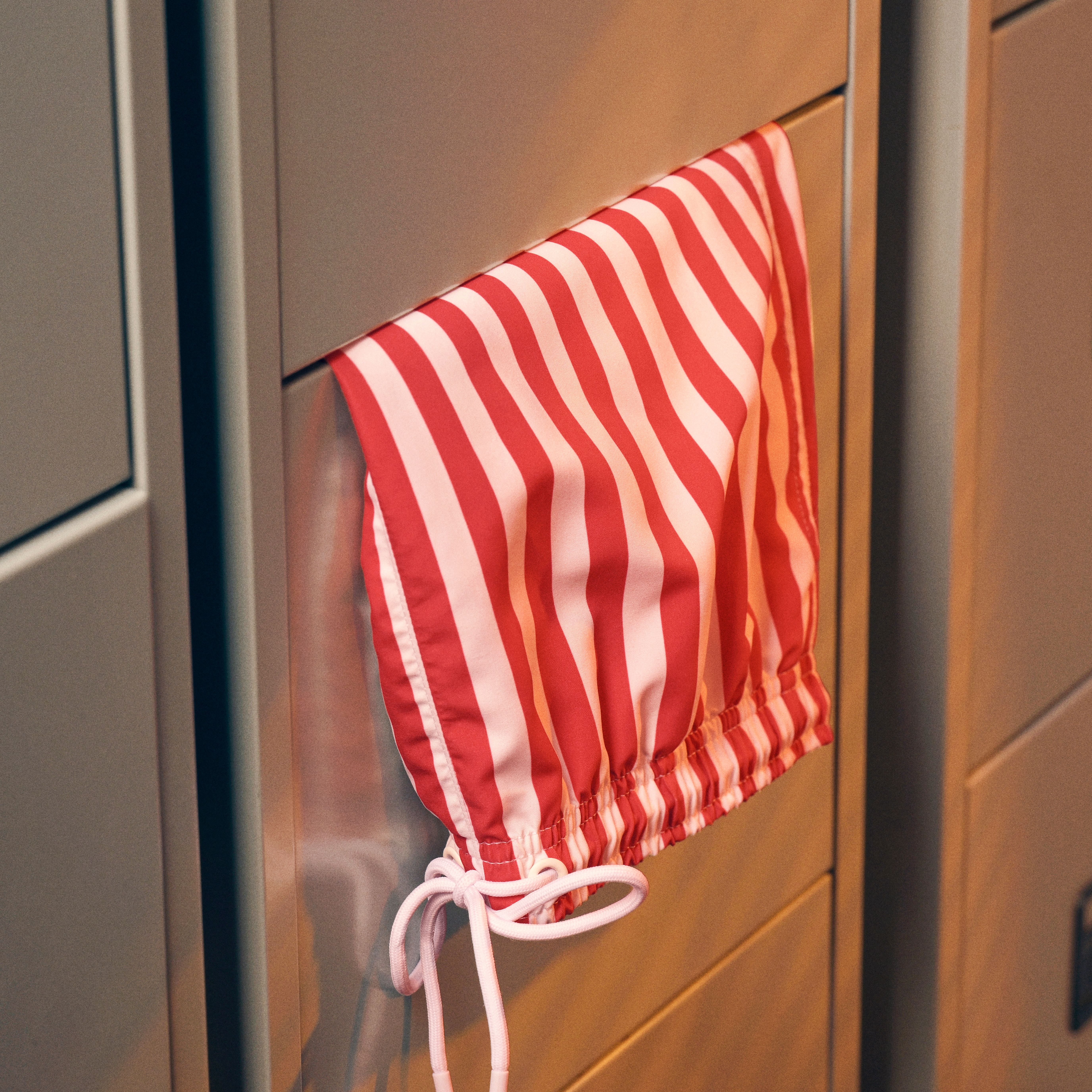 Pantaloncini mare a righe rosso e bianche - 4