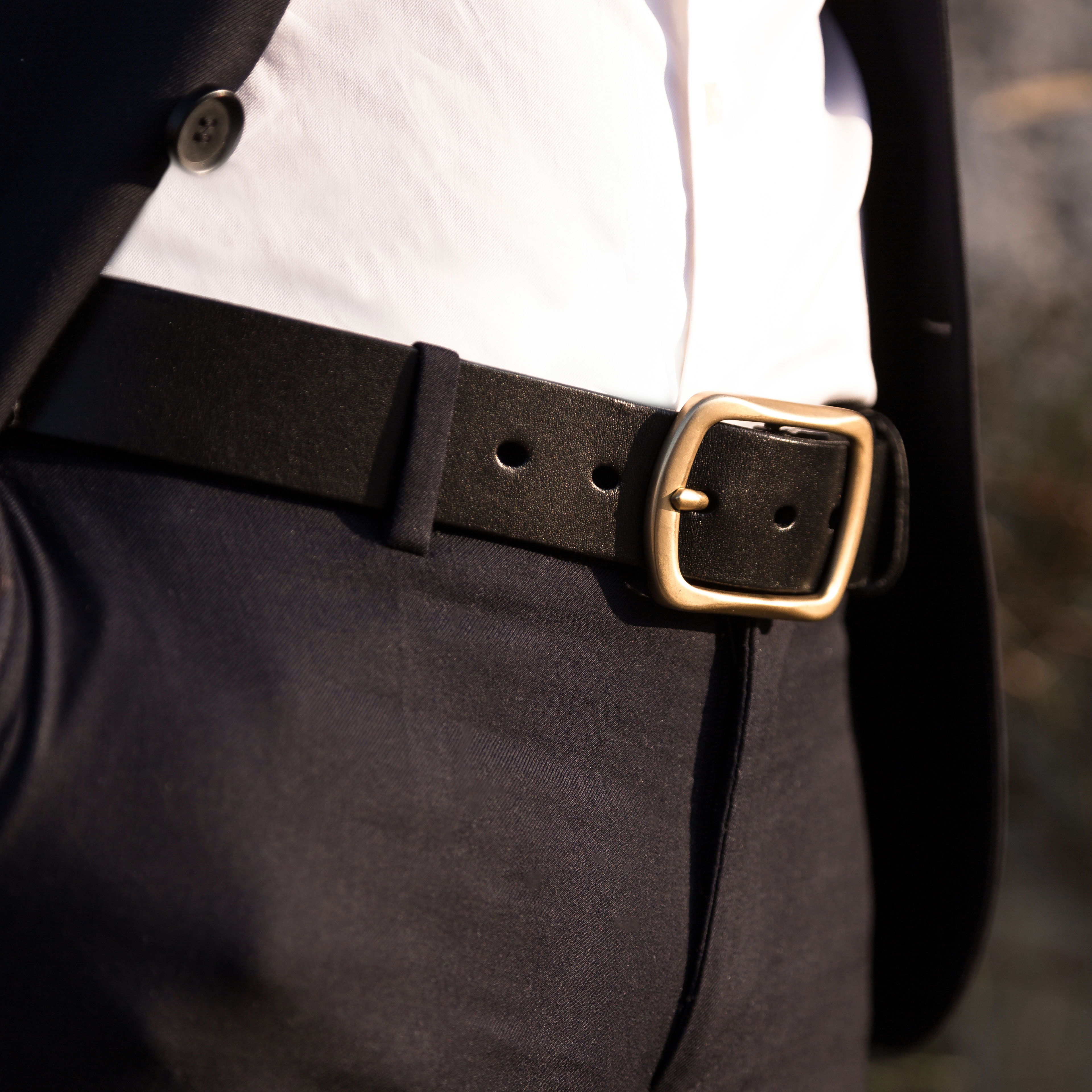 Musta nahkavyö kultaisella soljella - 4