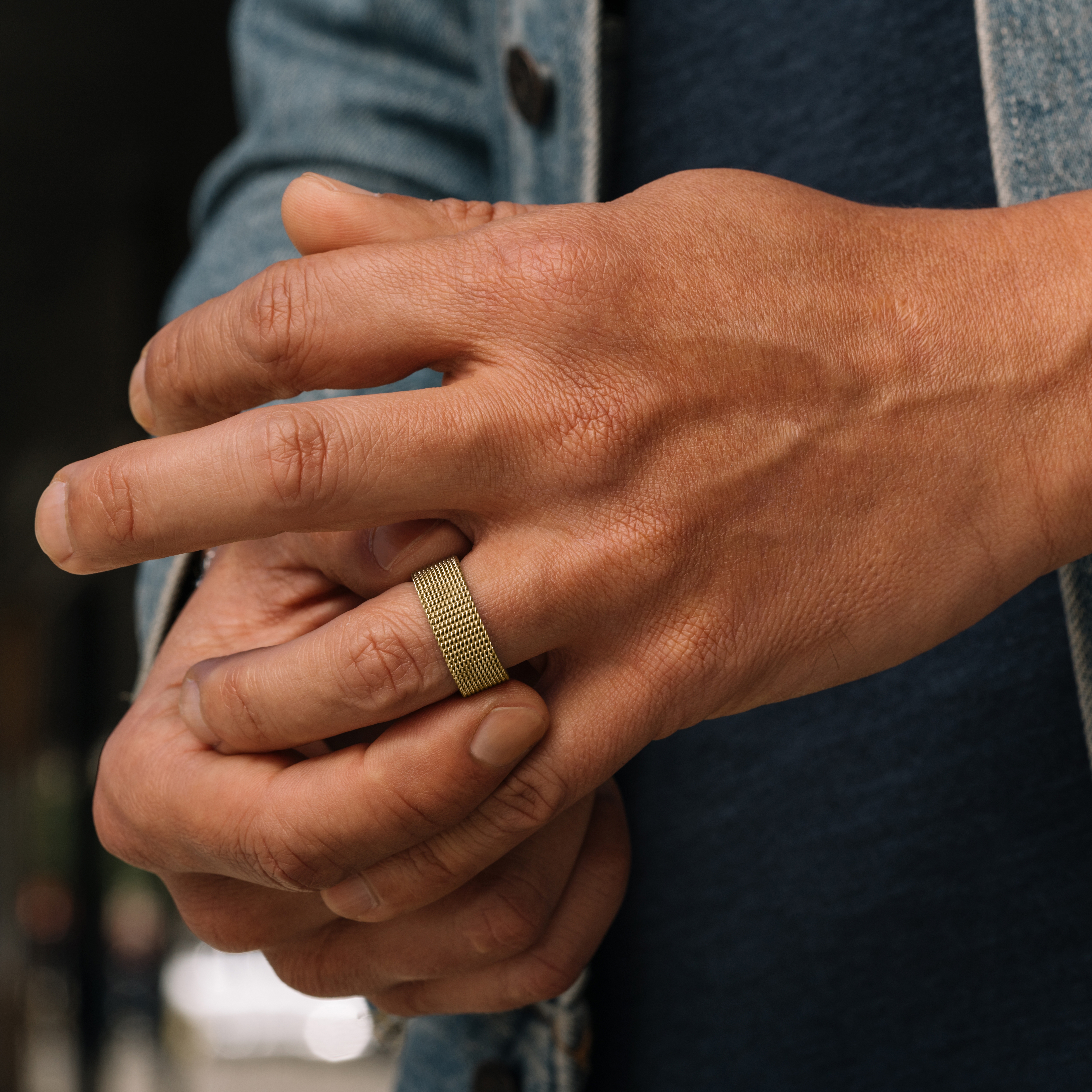 Sentio | Lankstus žiedas iš aukso spalvos nerūdijančio plieno - 4