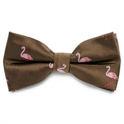 Brun ferdigknytet sløyfe med rosa flamingoer Brun ferdigknytet sløyfe med rosa flamingoer