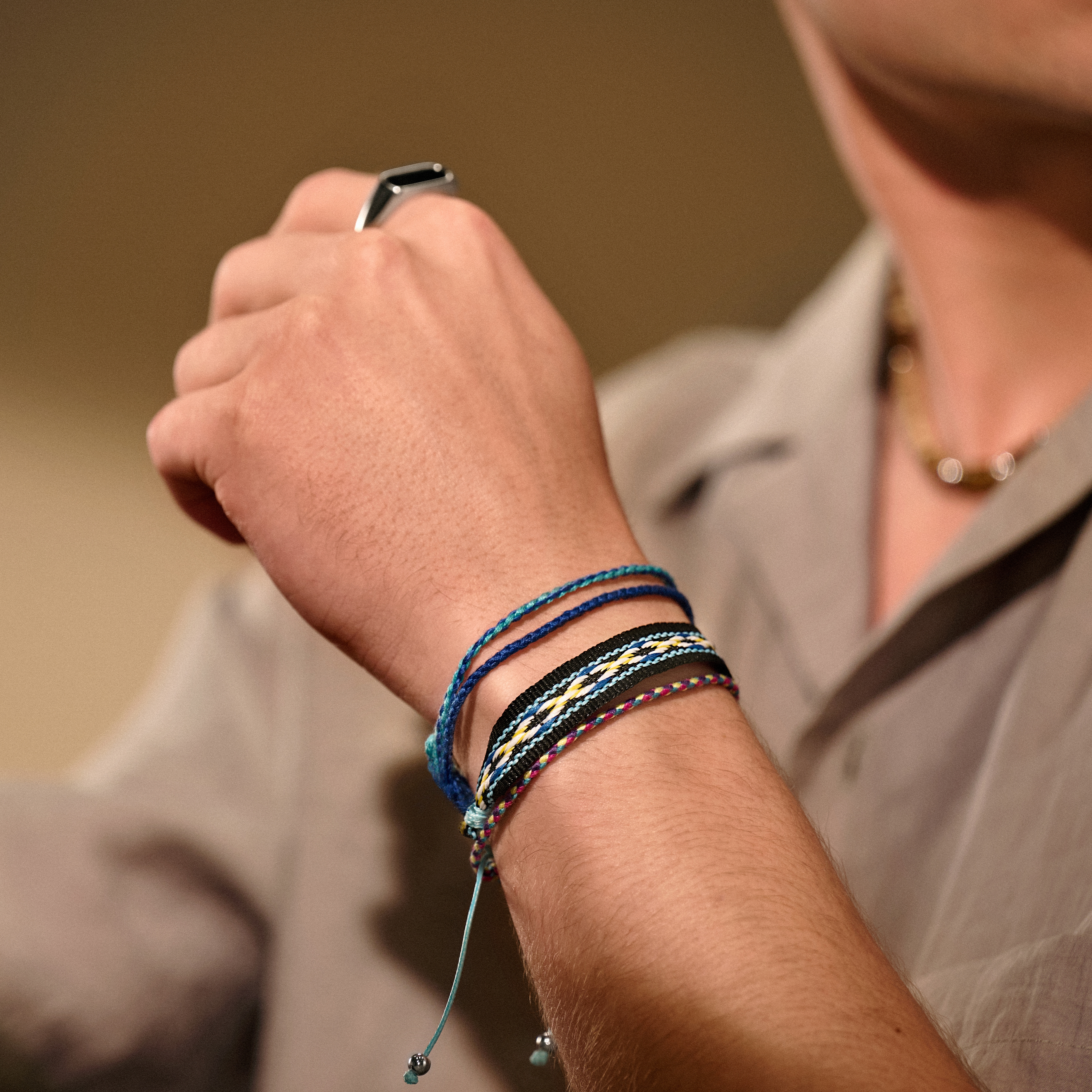 Krāsaina tekstila sērfotāju rokassprādze gaiši zilā krāsā - 3