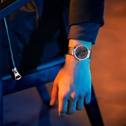 Travis Calm 24-uurs Horloge met één Wijzer Op voorraad Seizmont