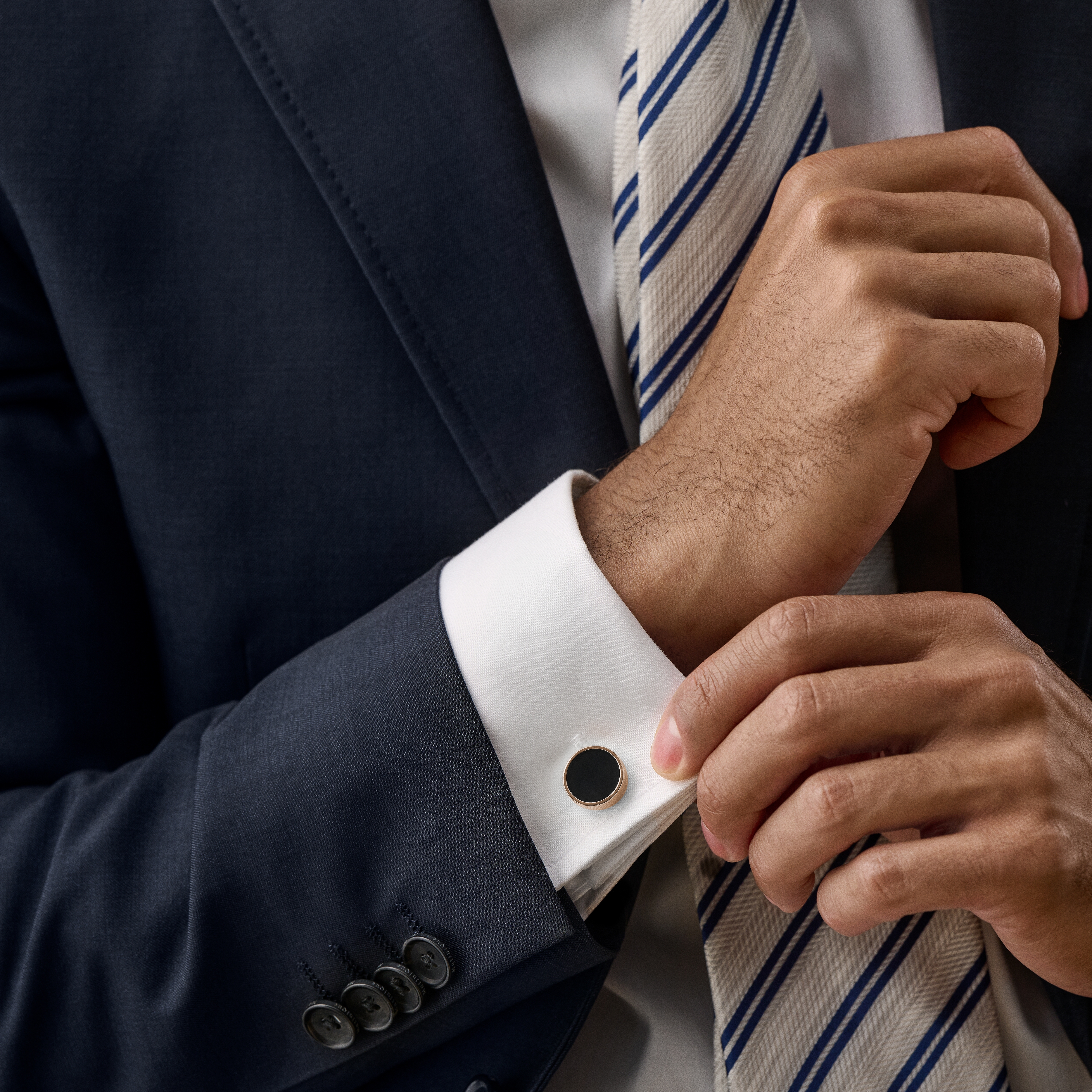 Gemelos redondos en tono oro rosa con incrustaciones de ónix - 4