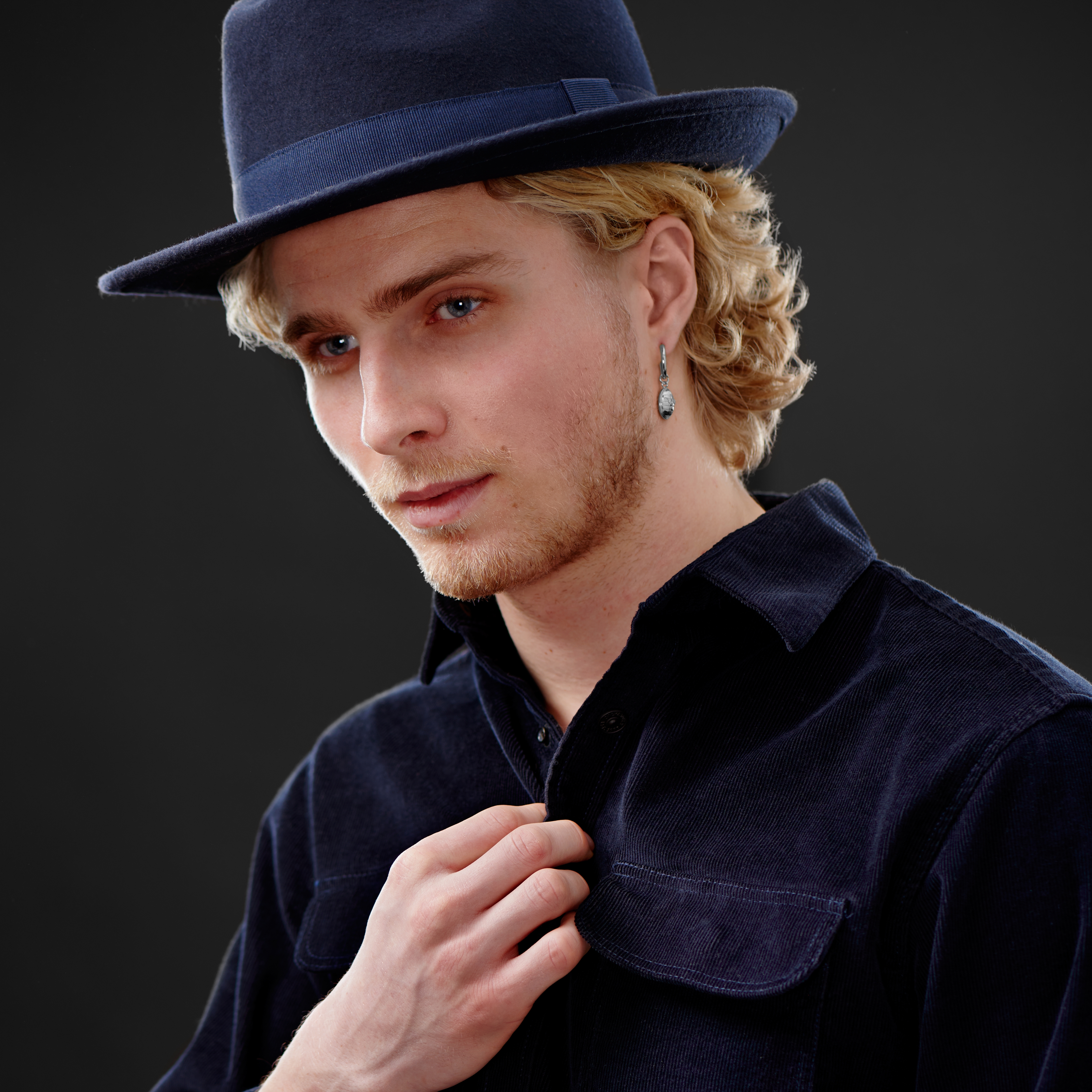 Pendiente de aro de acero plateado con colgante de globo terráqueo - 3