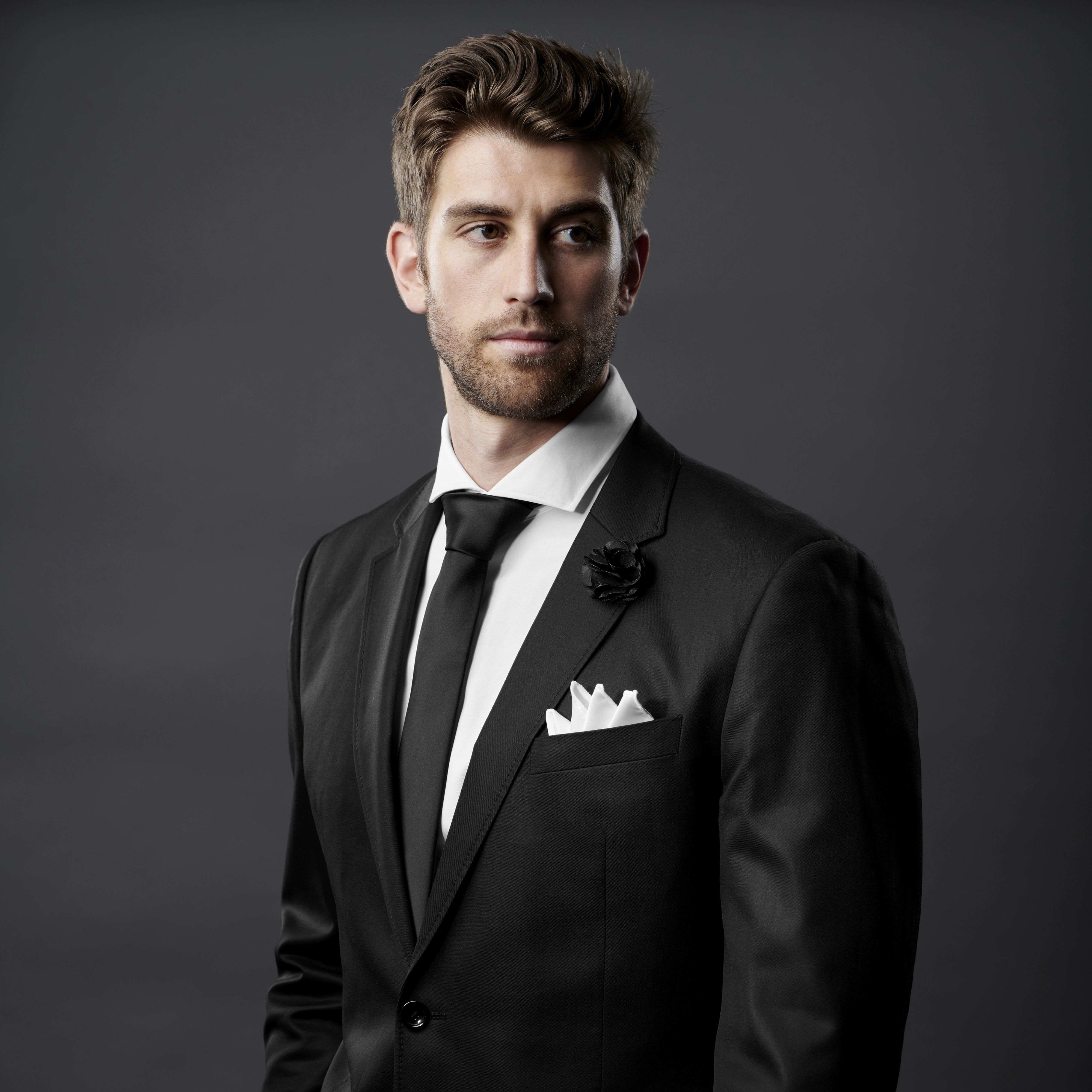 Ylellinen musta kukkarintaneula - 4