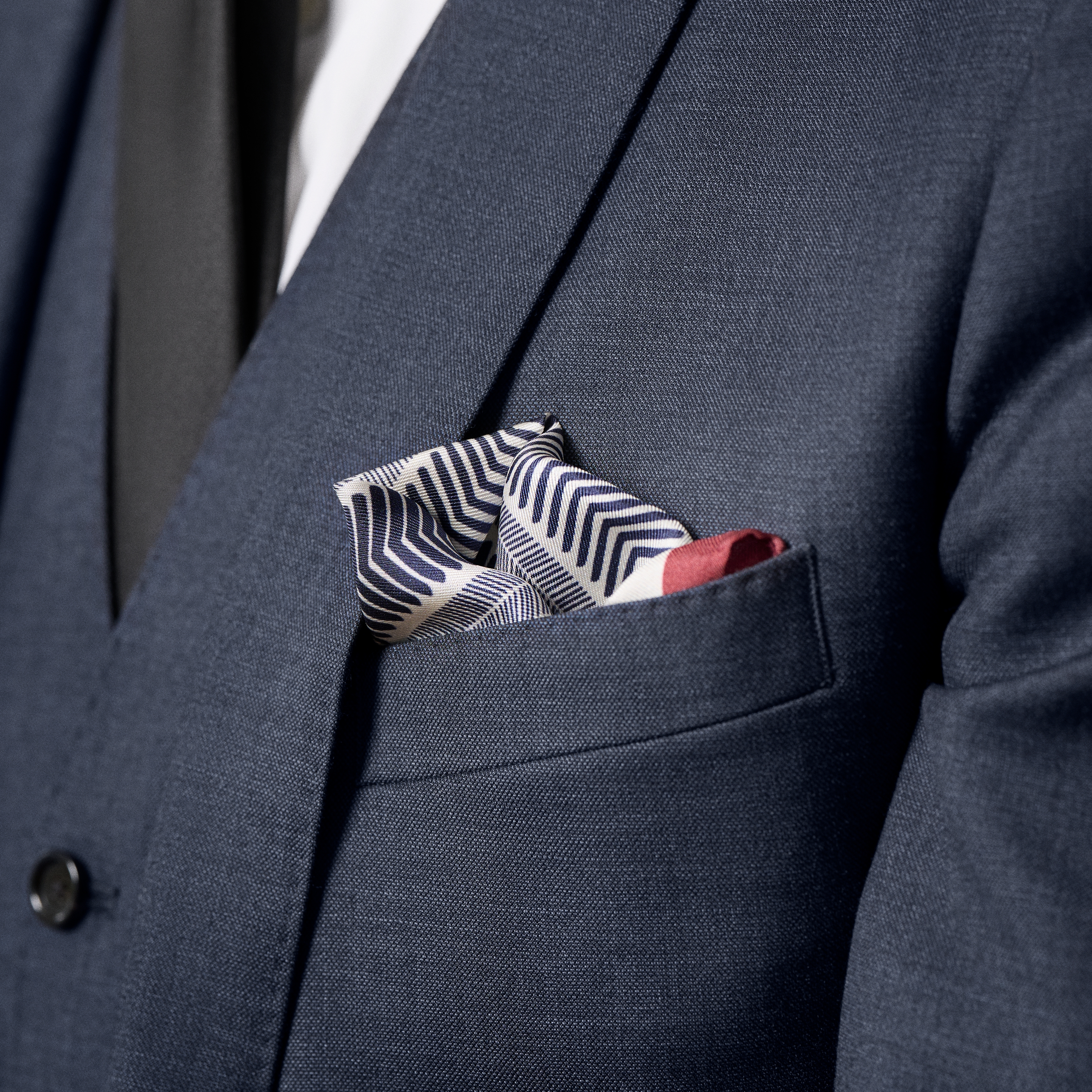 Virtuo | Svilena maramica za džep s crvenom i plavom linijom - 3