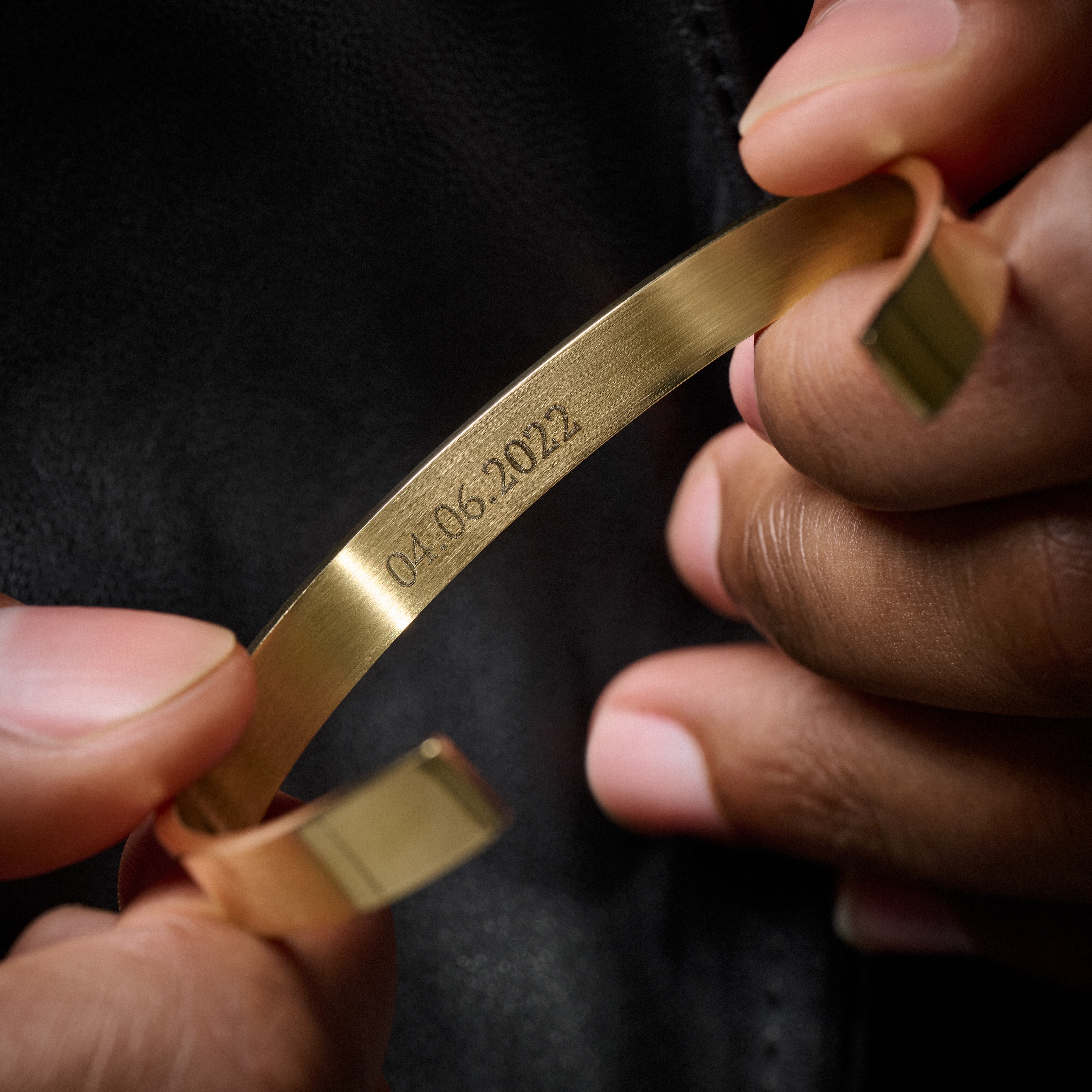 Otvorený náramok v zlatej farbe  - 5