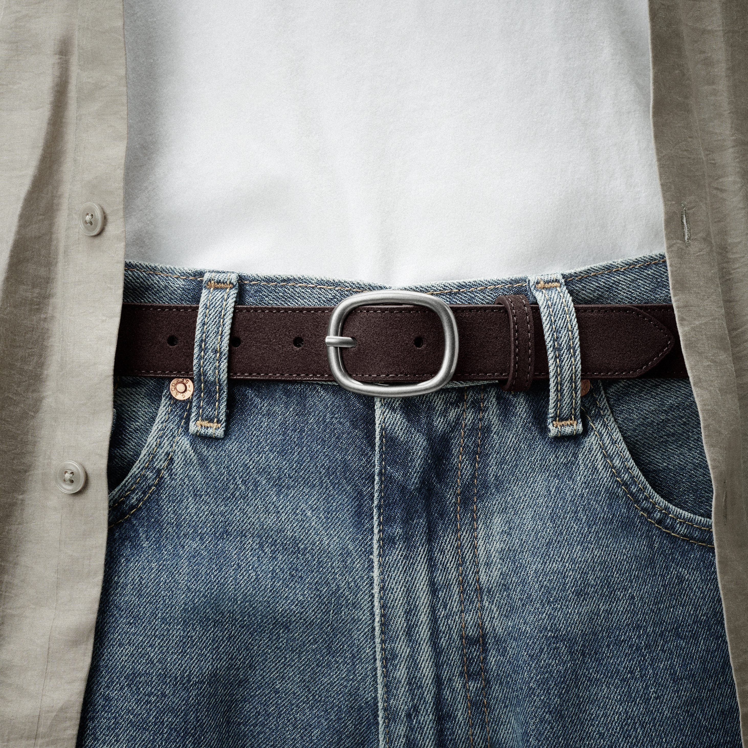 Tmavě hnědý opasek se zakulacenou sponou z umělého semiše - 3