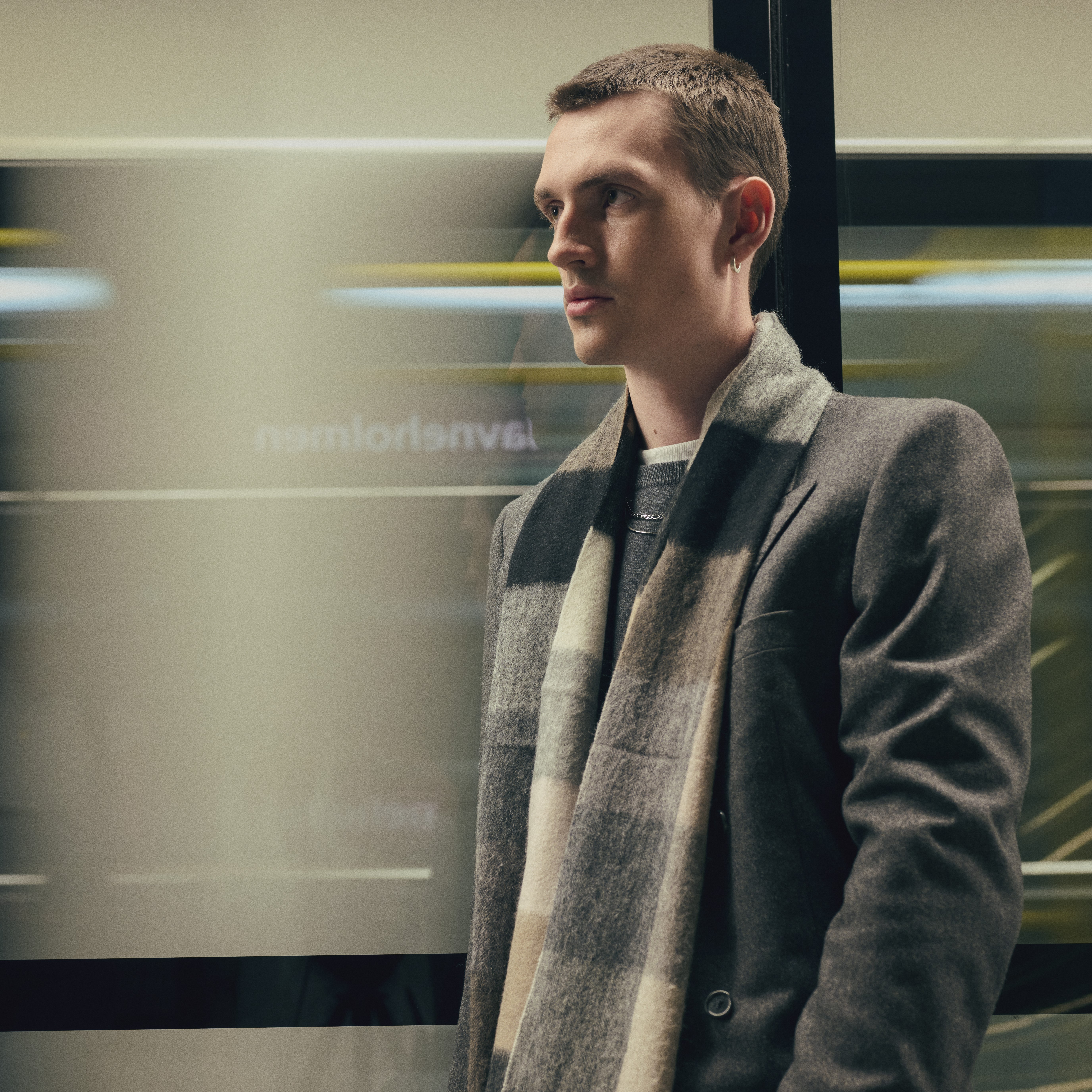 Aurora | Grå & Sort Stribet Lammeuld Tørklæde - 4