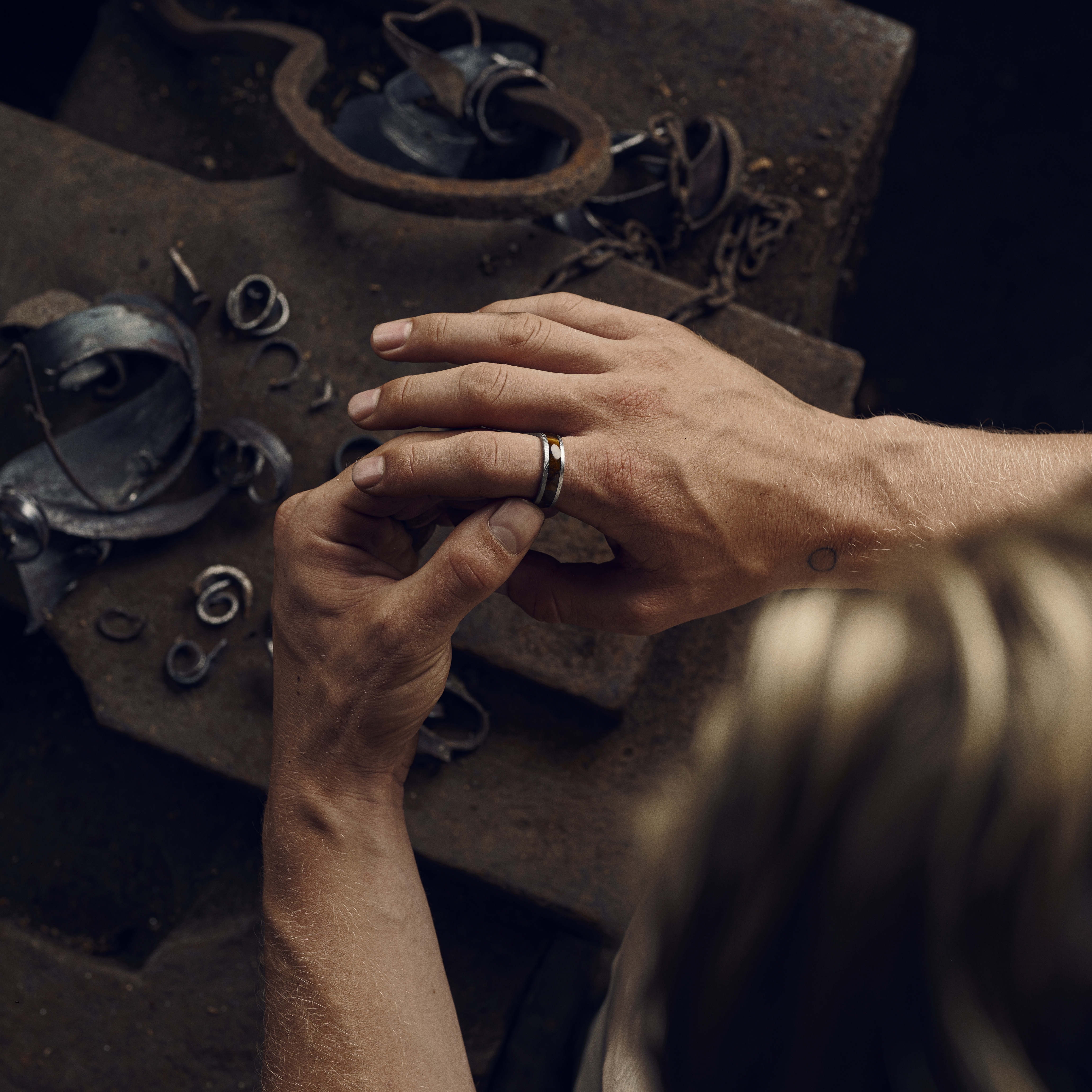Fortis | 7 mm Zilverkleurige Ring van Damascusstaal met Tijgeroog Inleg - 4