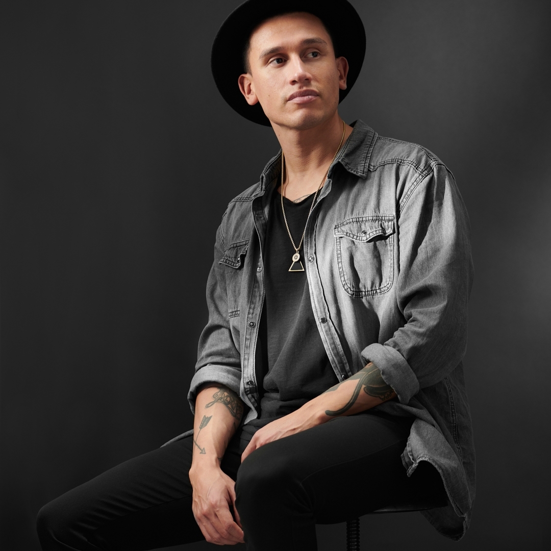 Orisun | Colar Dourado com Pendente Triangular em Ónix Preto - 3