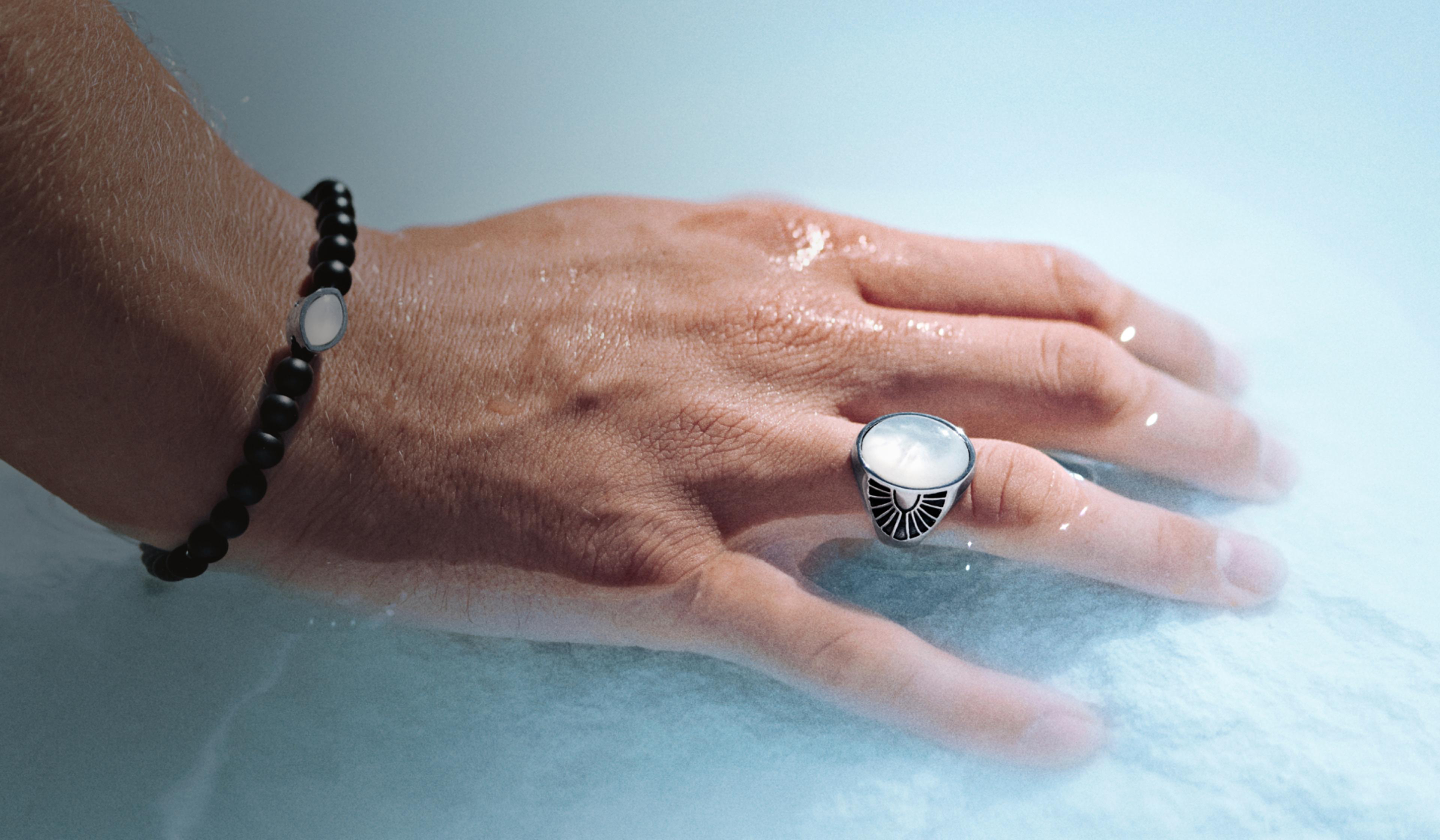 Cómo limpiar anillos para hombres