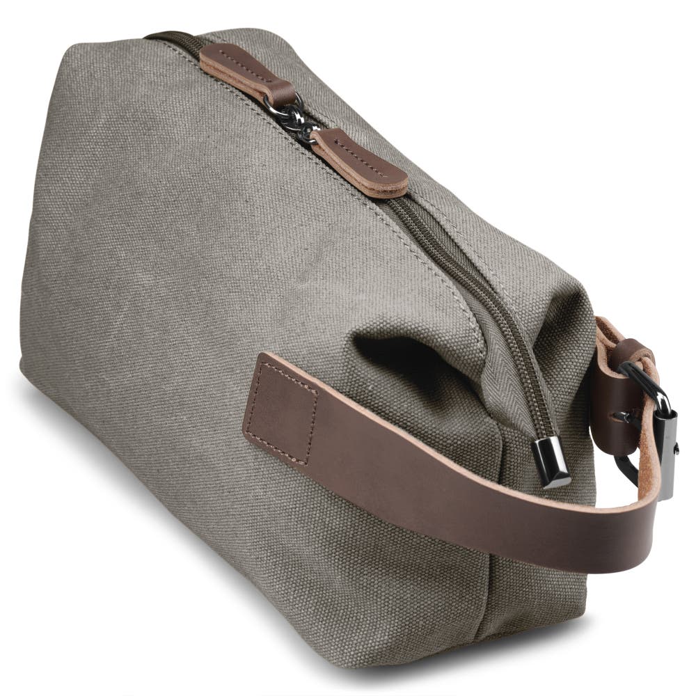 hover: Trousse de toilette en toile gris métallique et cuir marron hover: Trousse de toilette en toile gris métallique et cuir marron