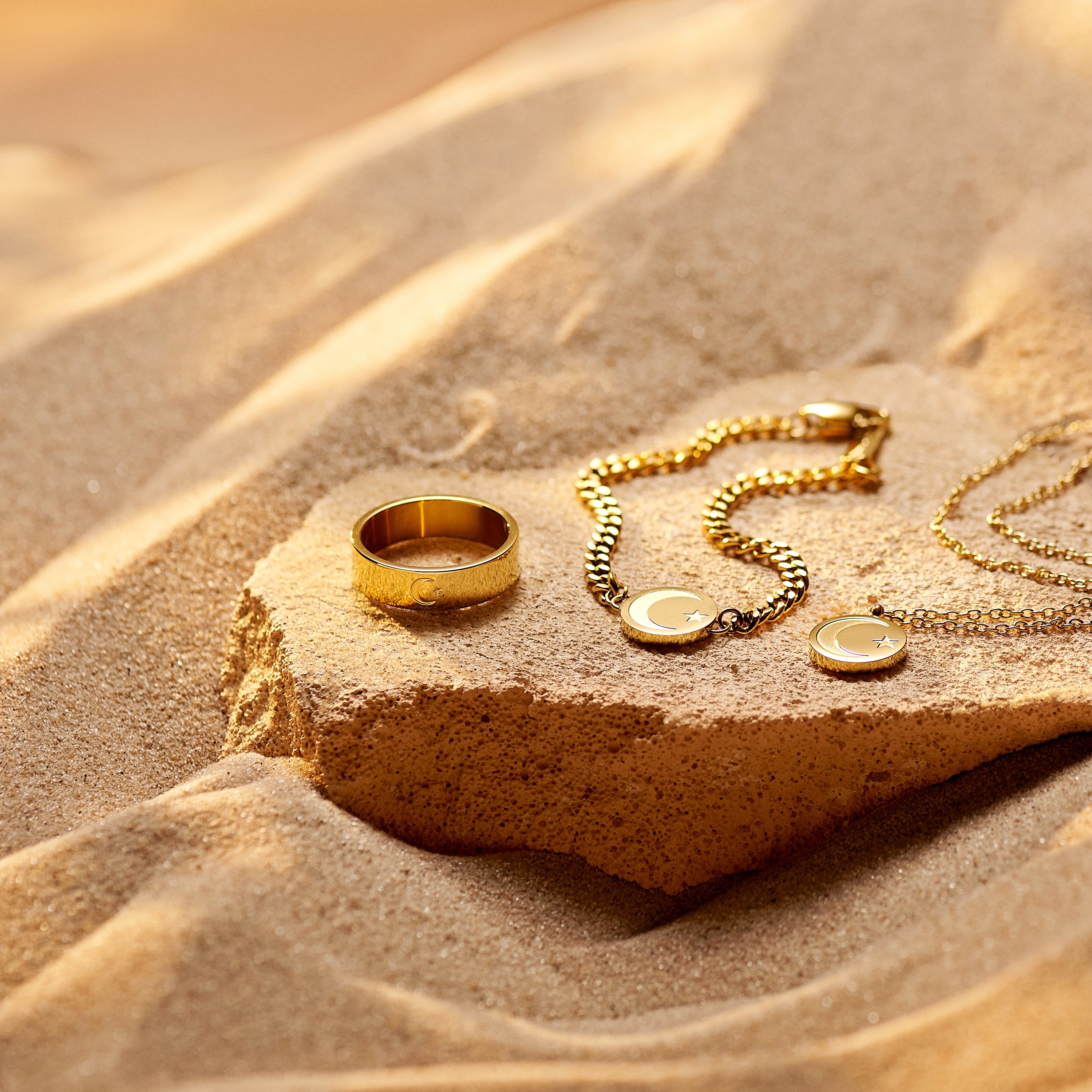 Unity | Goudkleurige Armband met Halve Maan en Ster - 3