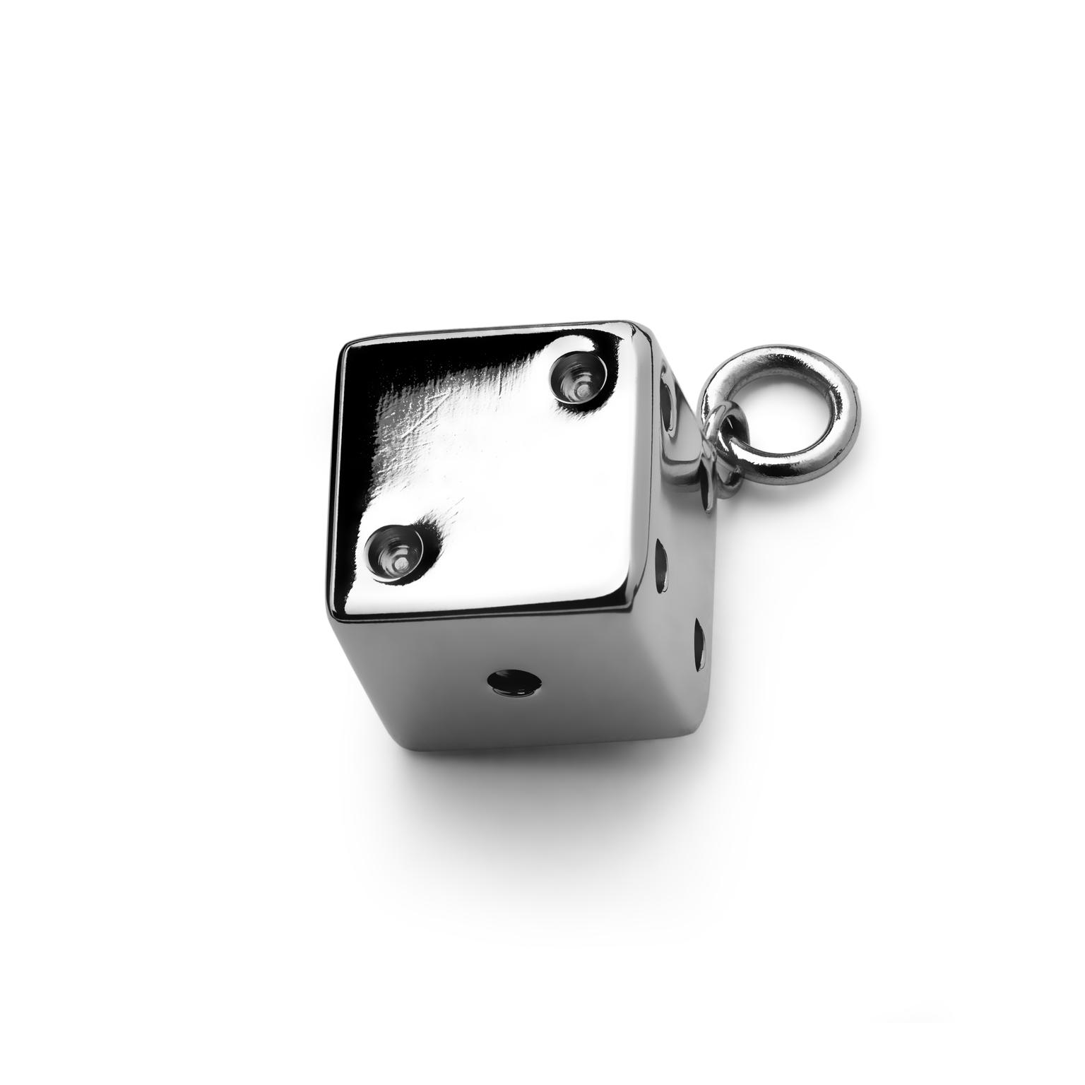 Hõbedatooni titaanist täringu amulett Hõbedatooni titaanist täringu amulett
