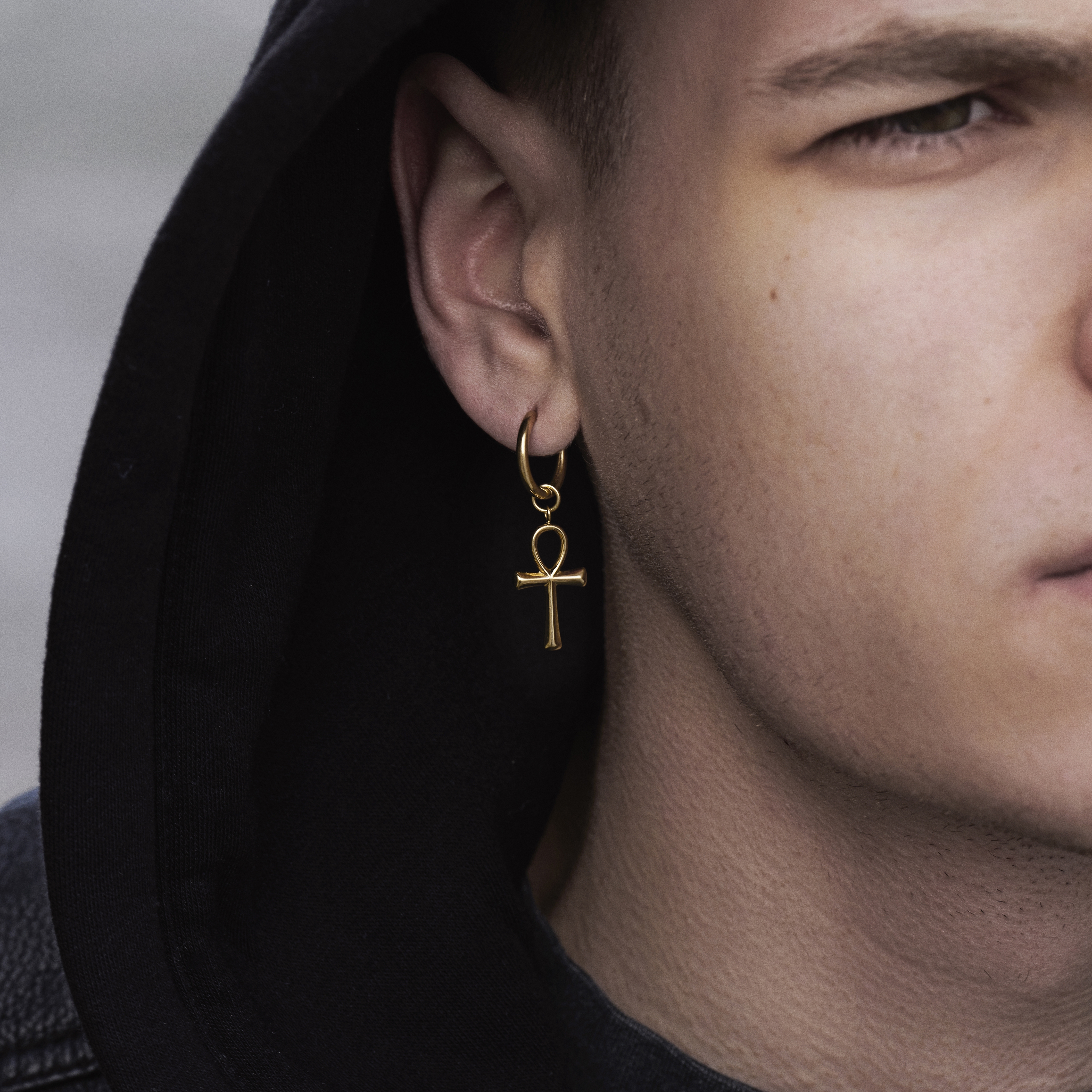 Złocisty tytanowy wiszący kolczyk kółeczko z zawieszką ankh - 2